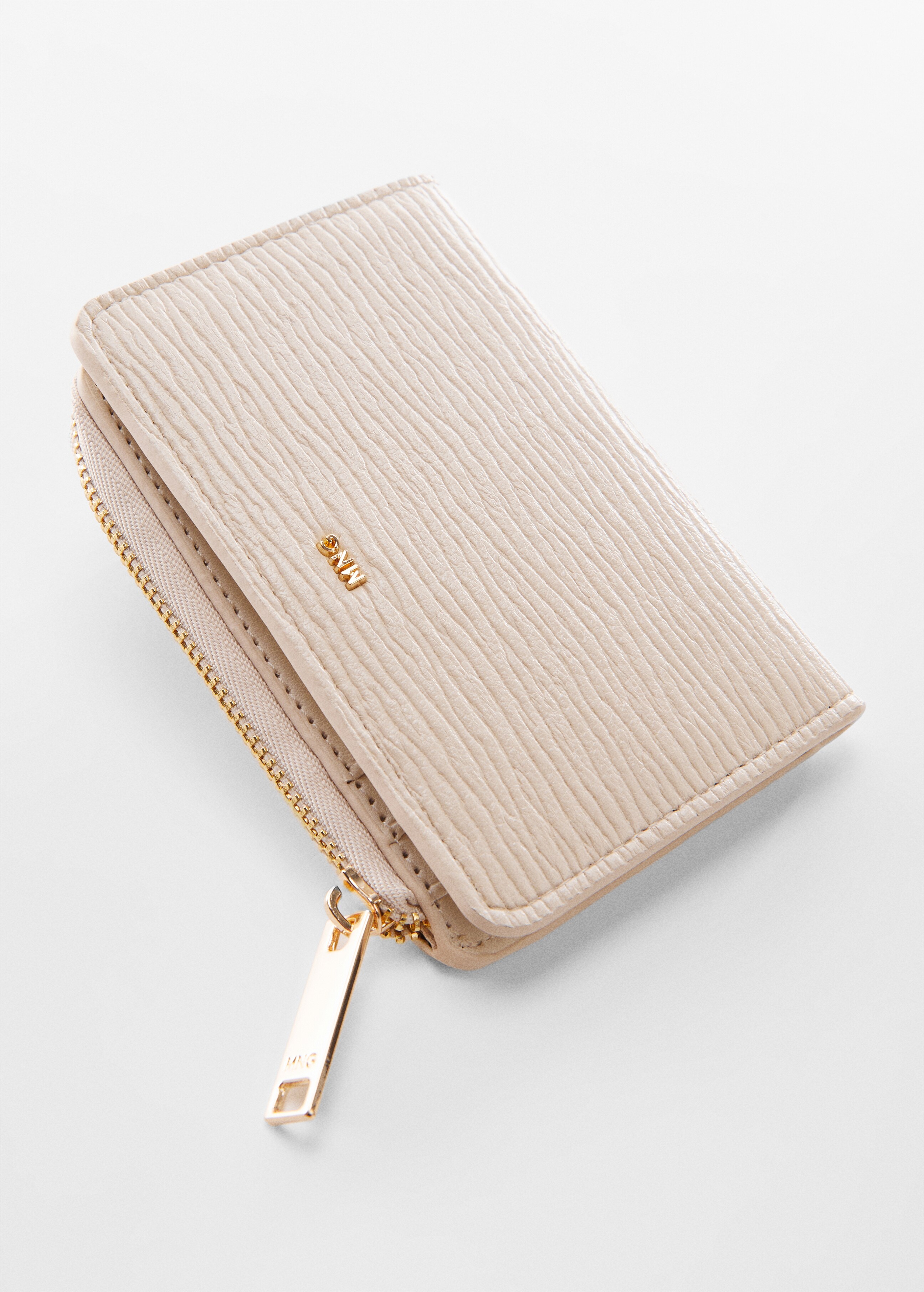 Textured wallet with embossed logo - Details of the article 1