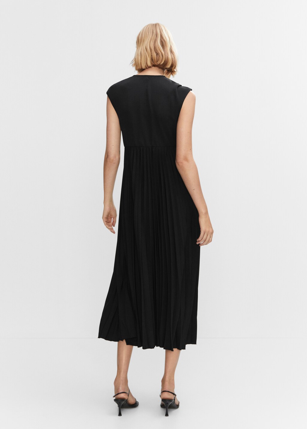 V-neck pleated dress - Reverse of the article