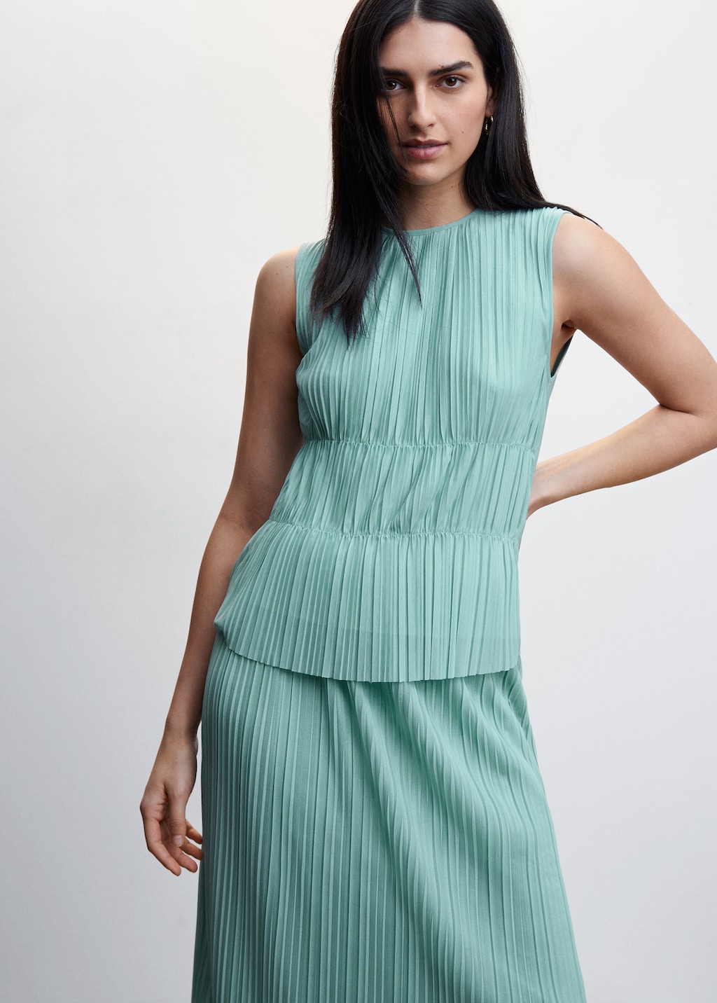 Sleeveless pleated top - Medium plane