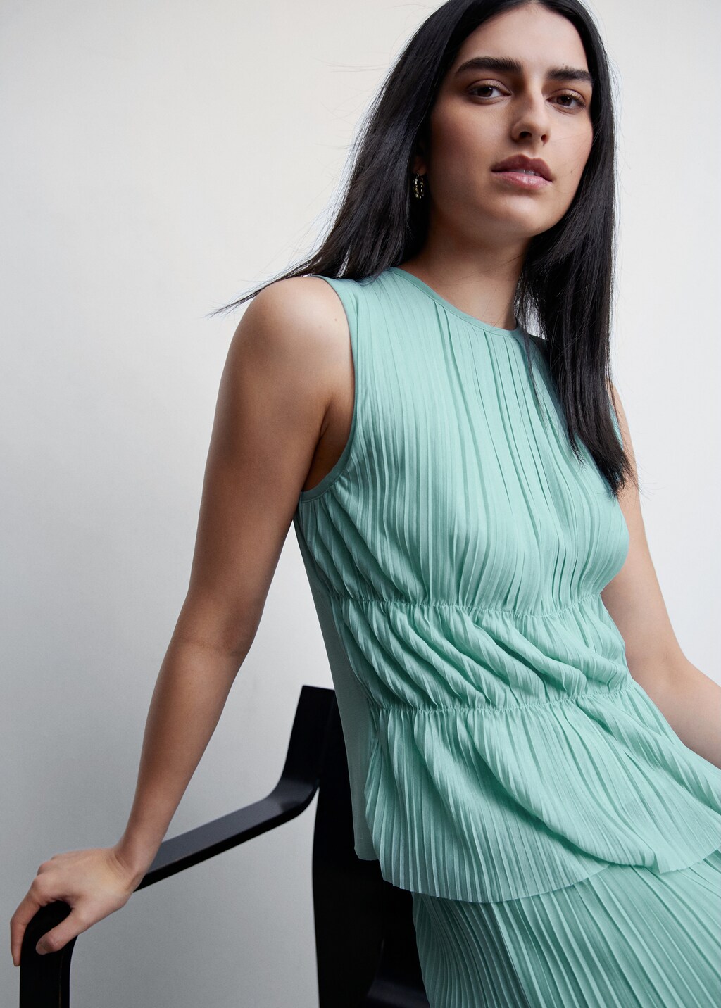 Sleeveless pleated top - Details of the article 2