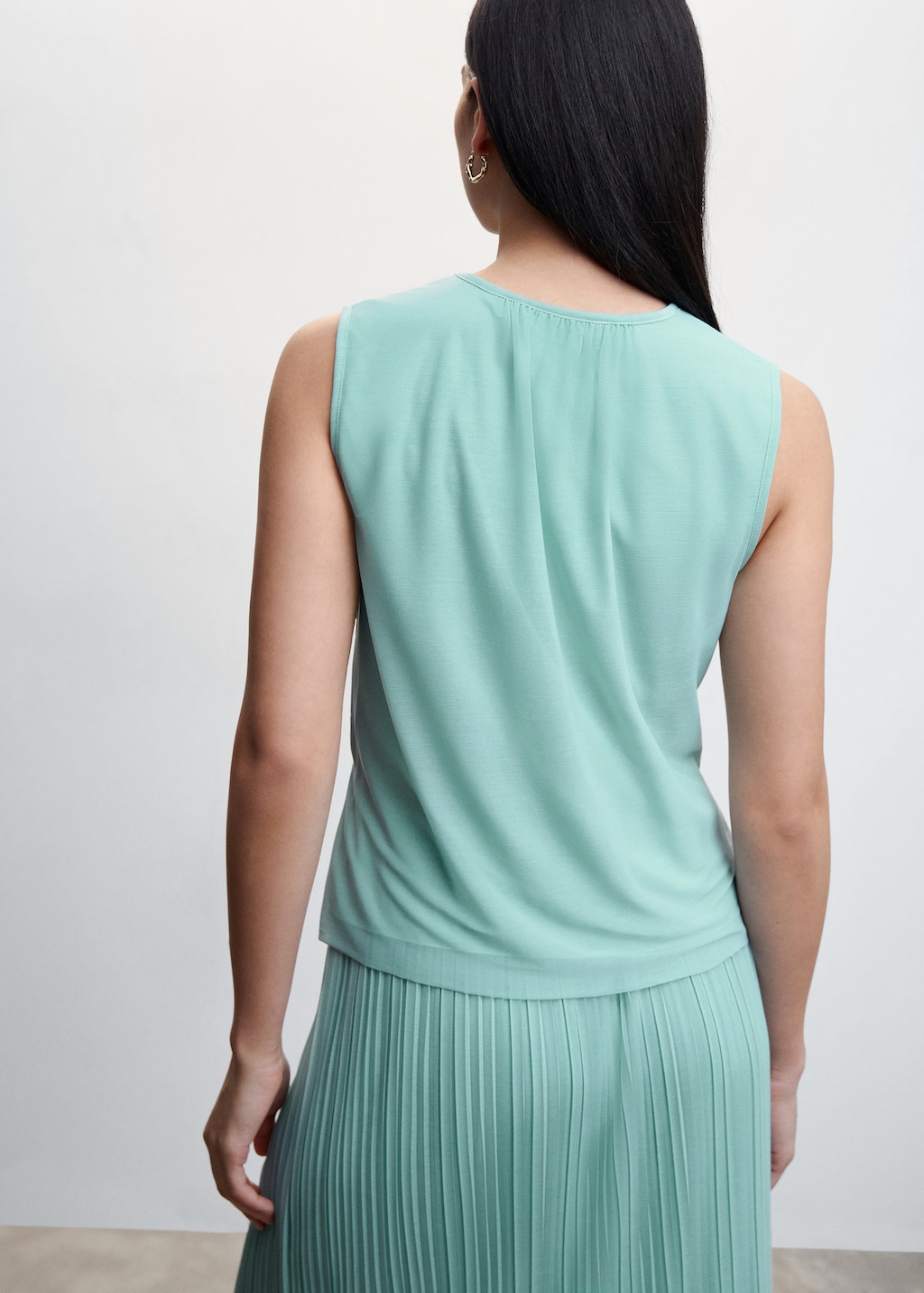 Sleeveless pleated top - Reverse of the article