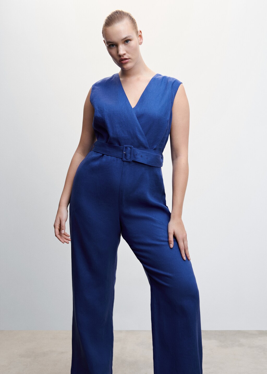 Linen jumpsuit with belt - Details of the article 5