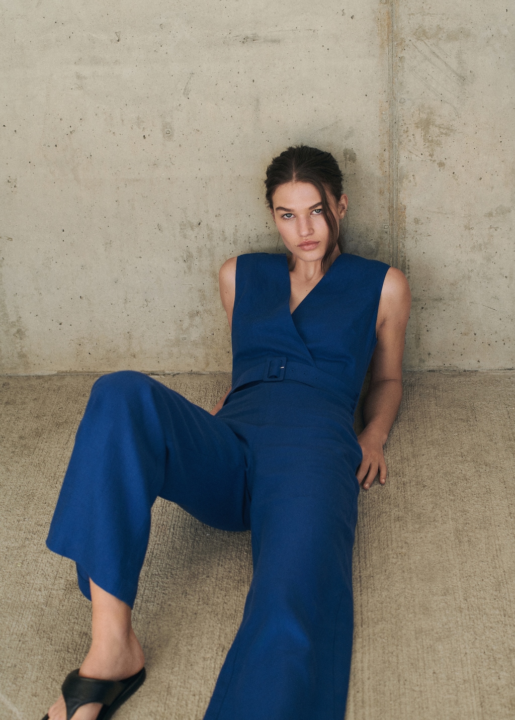 Linen jumpsuit with belt - Details of the article 6