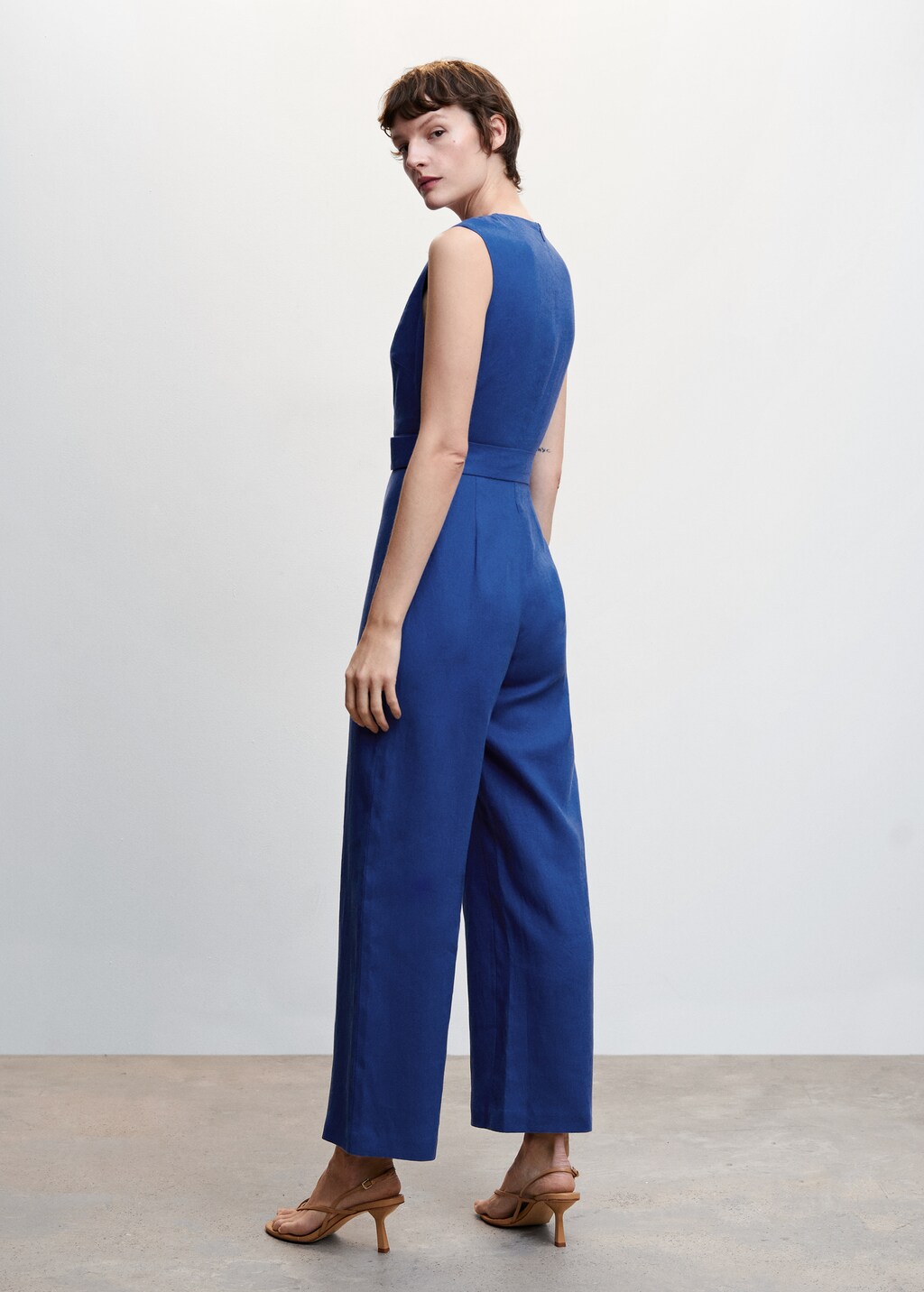 Linen jumpsuit with belt - Reverse of the article