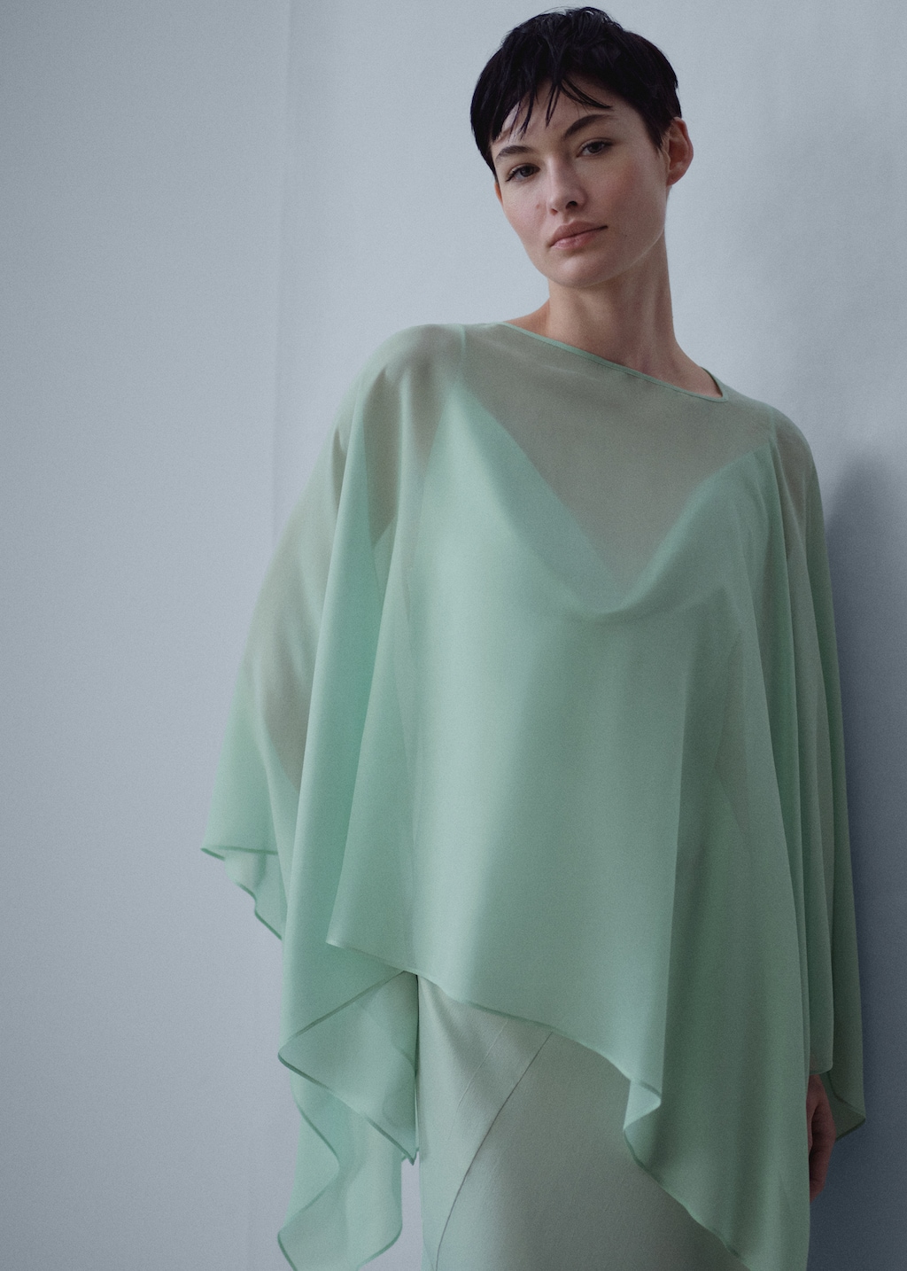 Asymmetric semi-transparent cape - Medium plane