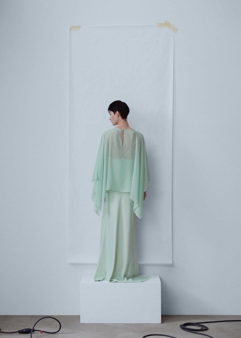 Asymmetric semi-transparent cape - Reverse of the article