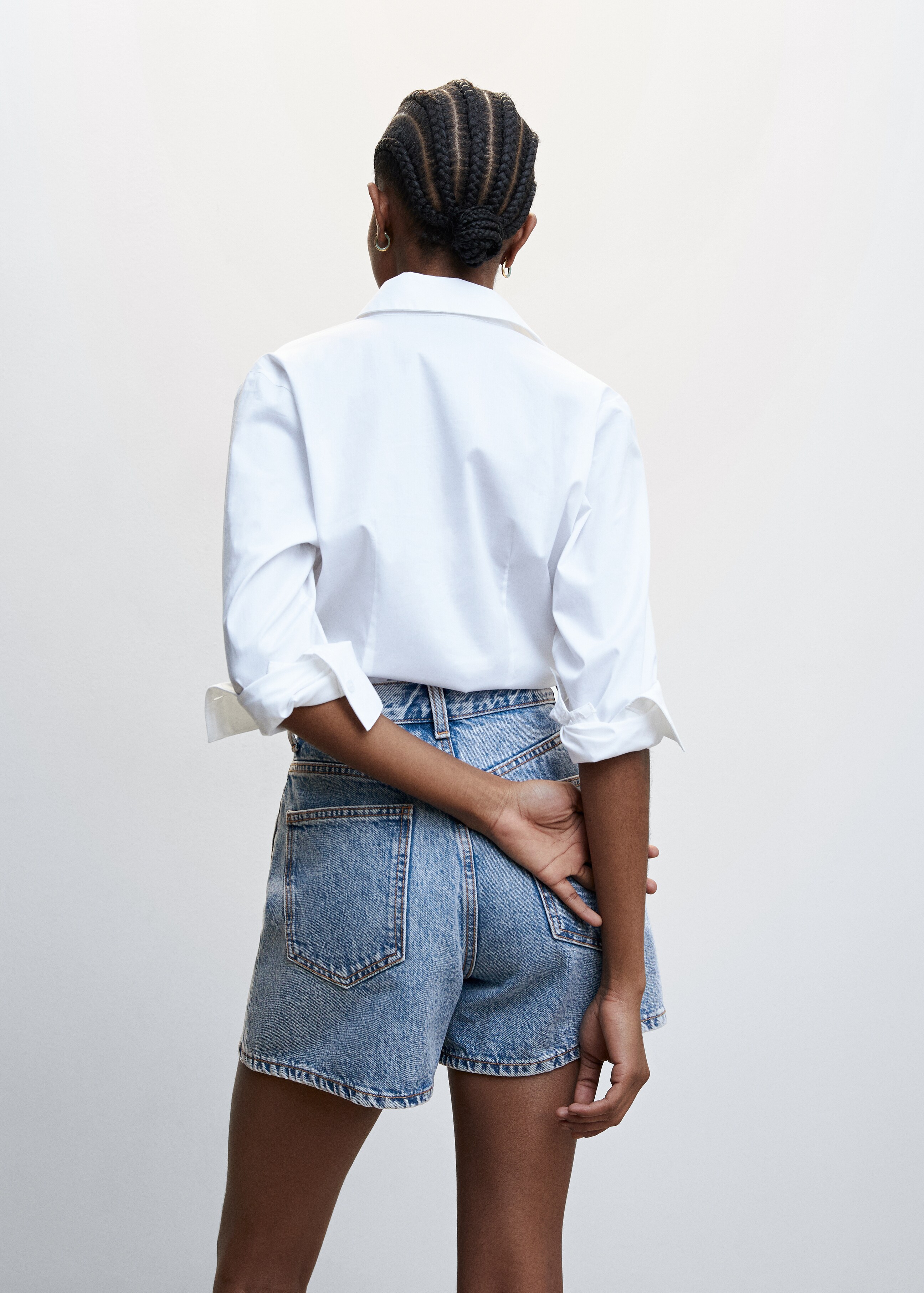 Jeans-Shorts mit hoher Taille - Rückseite des Artikels