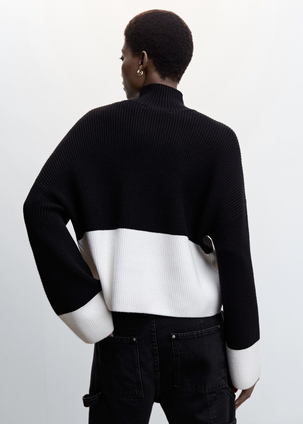 Bicolor high collar sweater - Reverse of the article