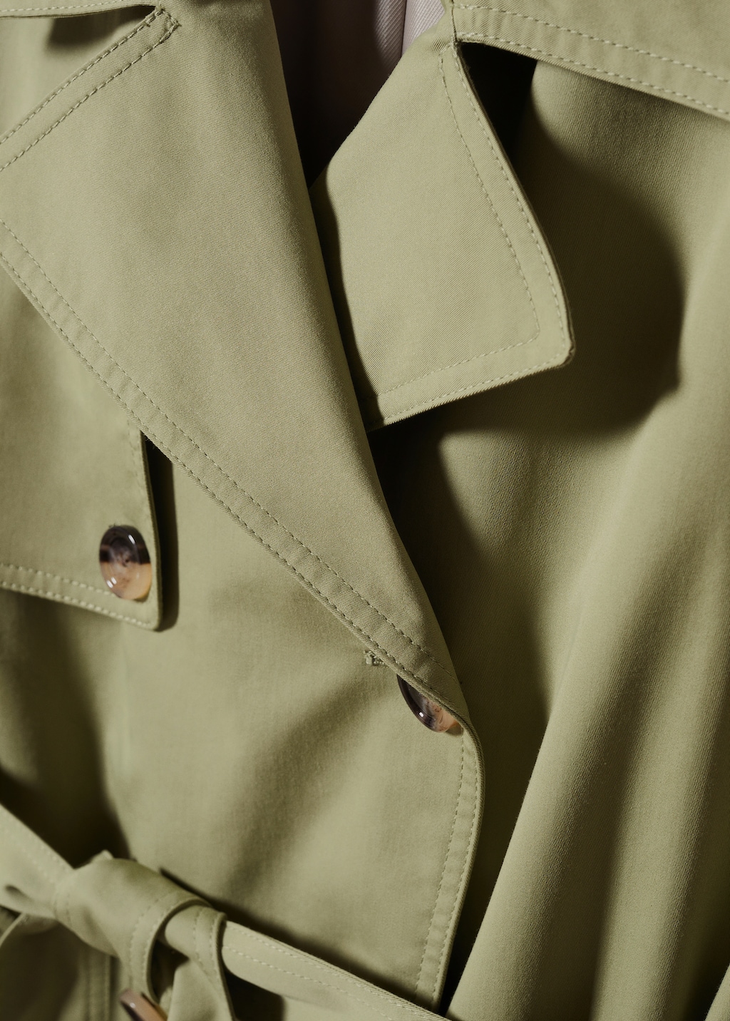 Double-breasted trench coat - Details of the article 8