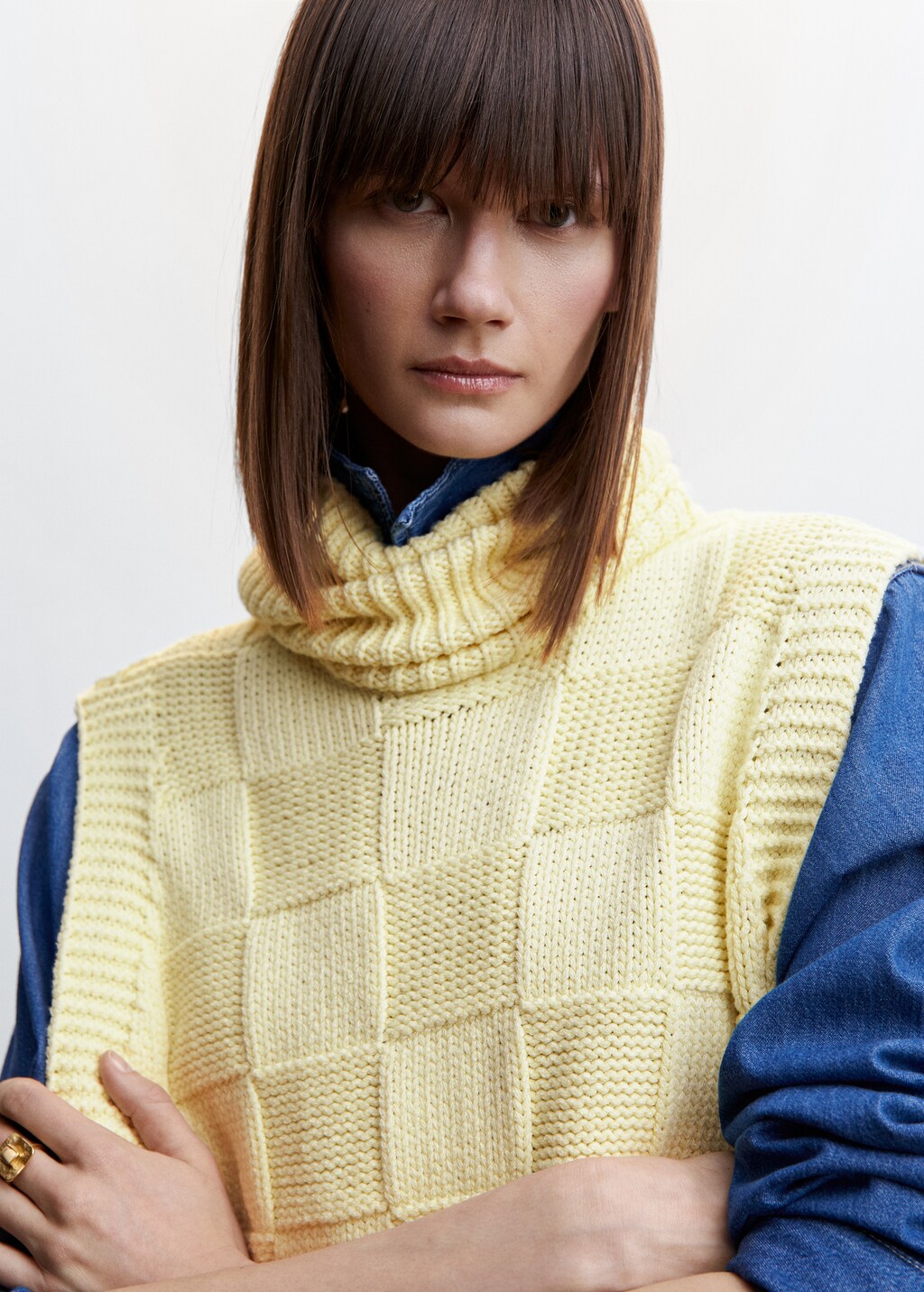 Turtleneck knitted gilet  - Details of the article 1