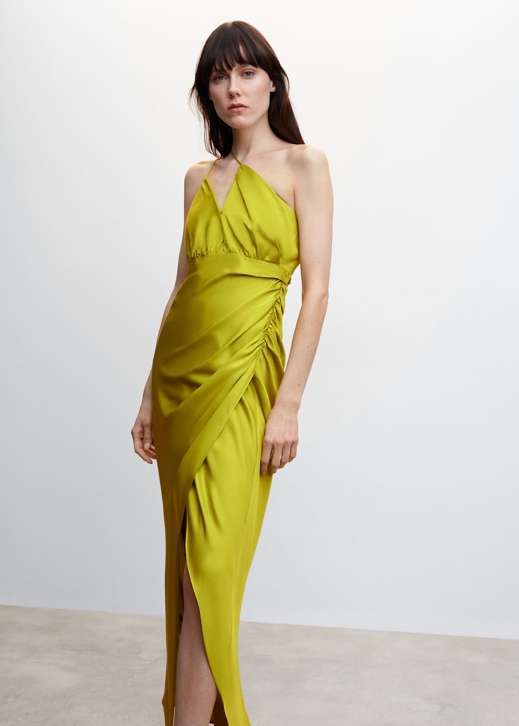 Robe satinée asymétrique - Plan moyen