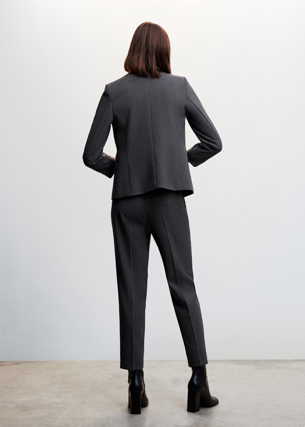 Collarless suit jacket - Reverse of the article