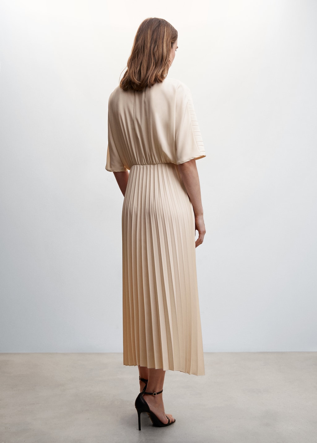 Pleated long dress - Reverse of the article