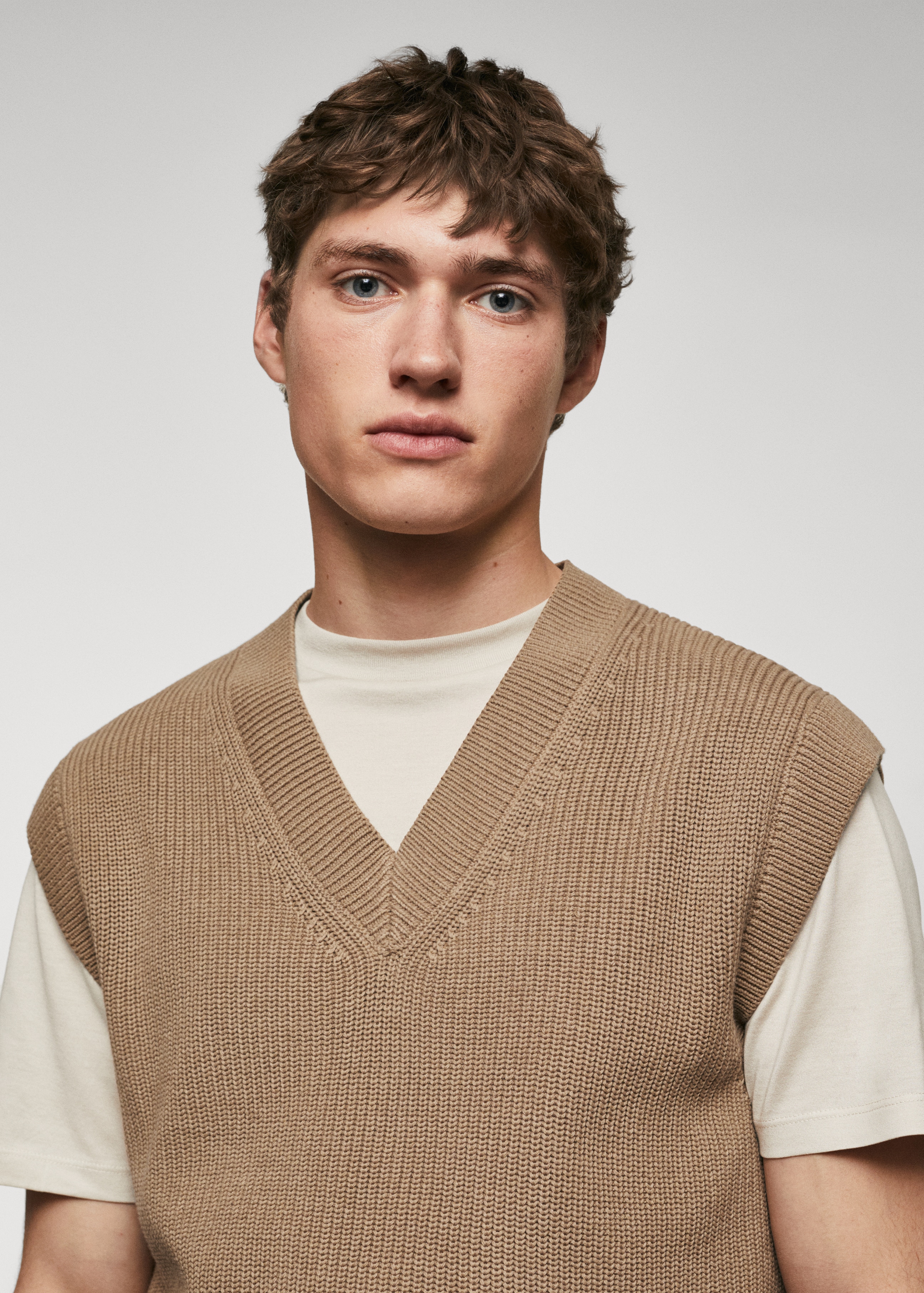 V-neck knitted gilet - Details of the article 1