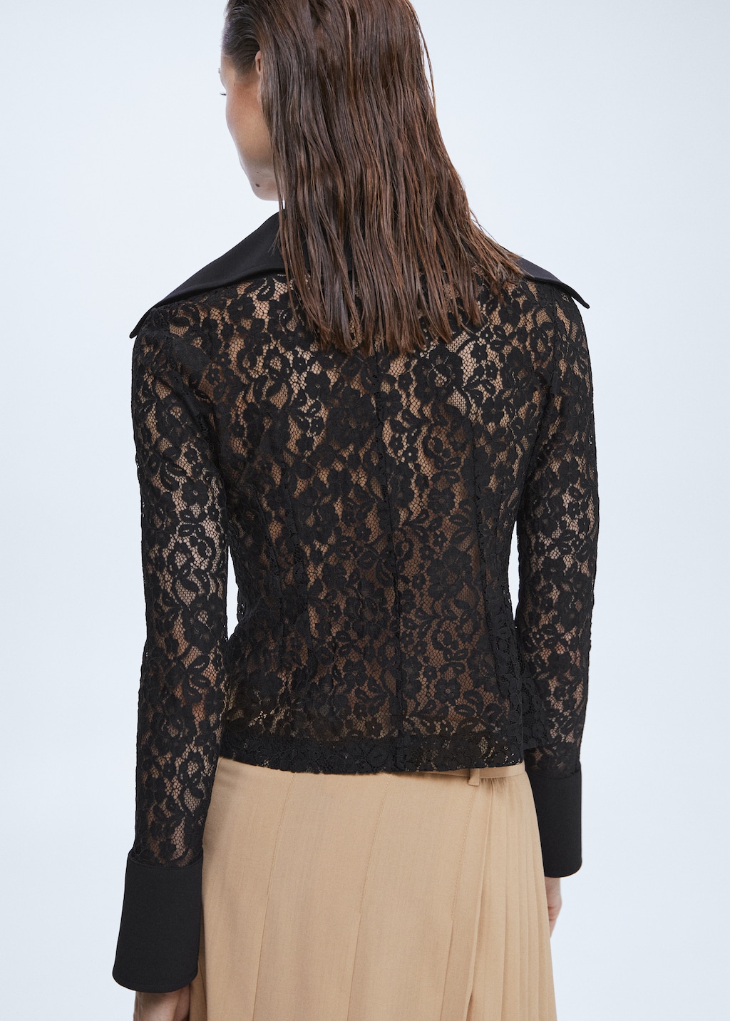 Lace blouse with flared sleeves - Reverse of the article