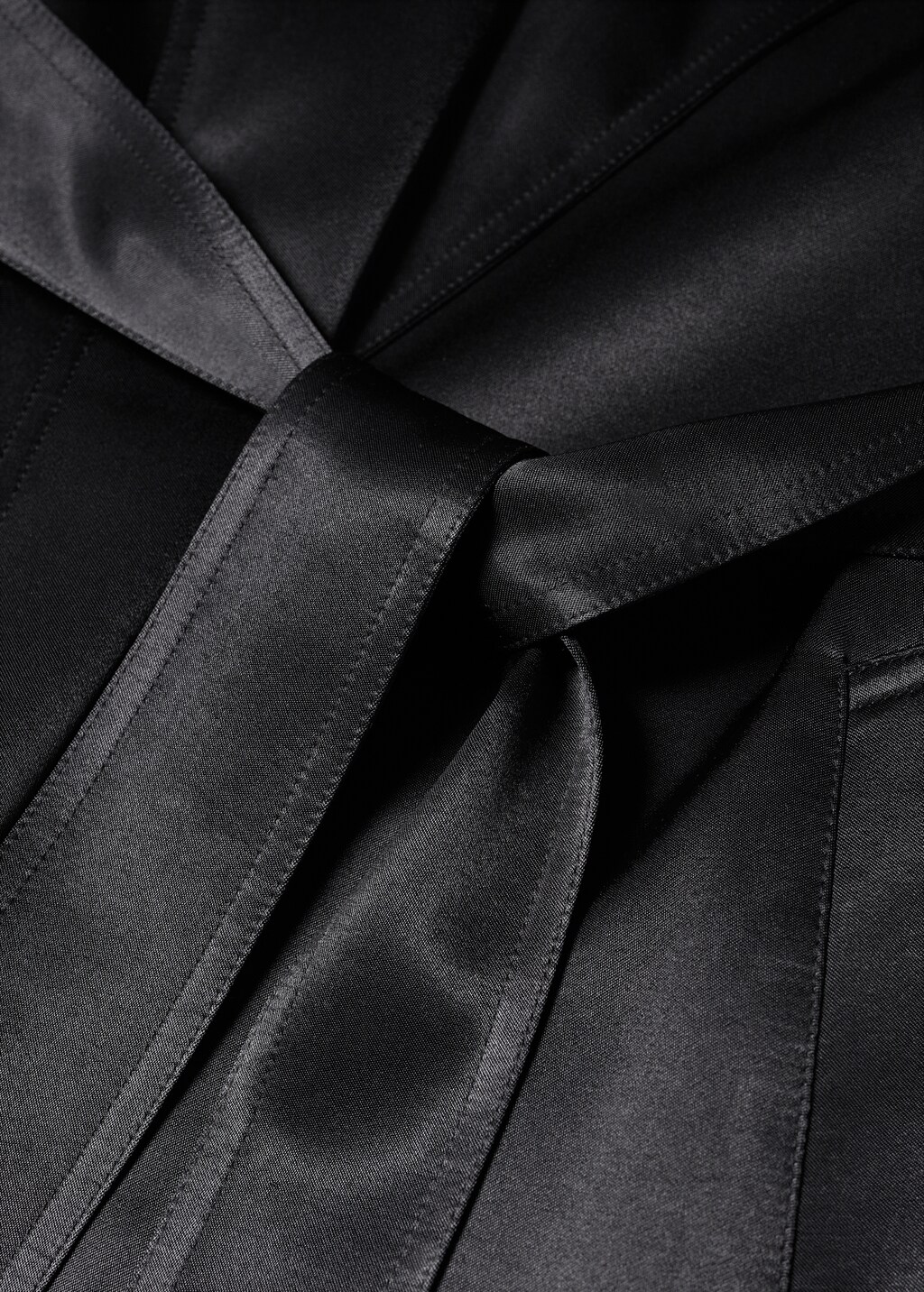 Satin-effect trench coat with belt - Details of the article 8