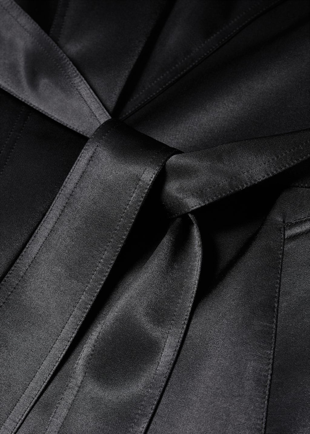 Satin-effect trench coat with belt - Details of the article 8