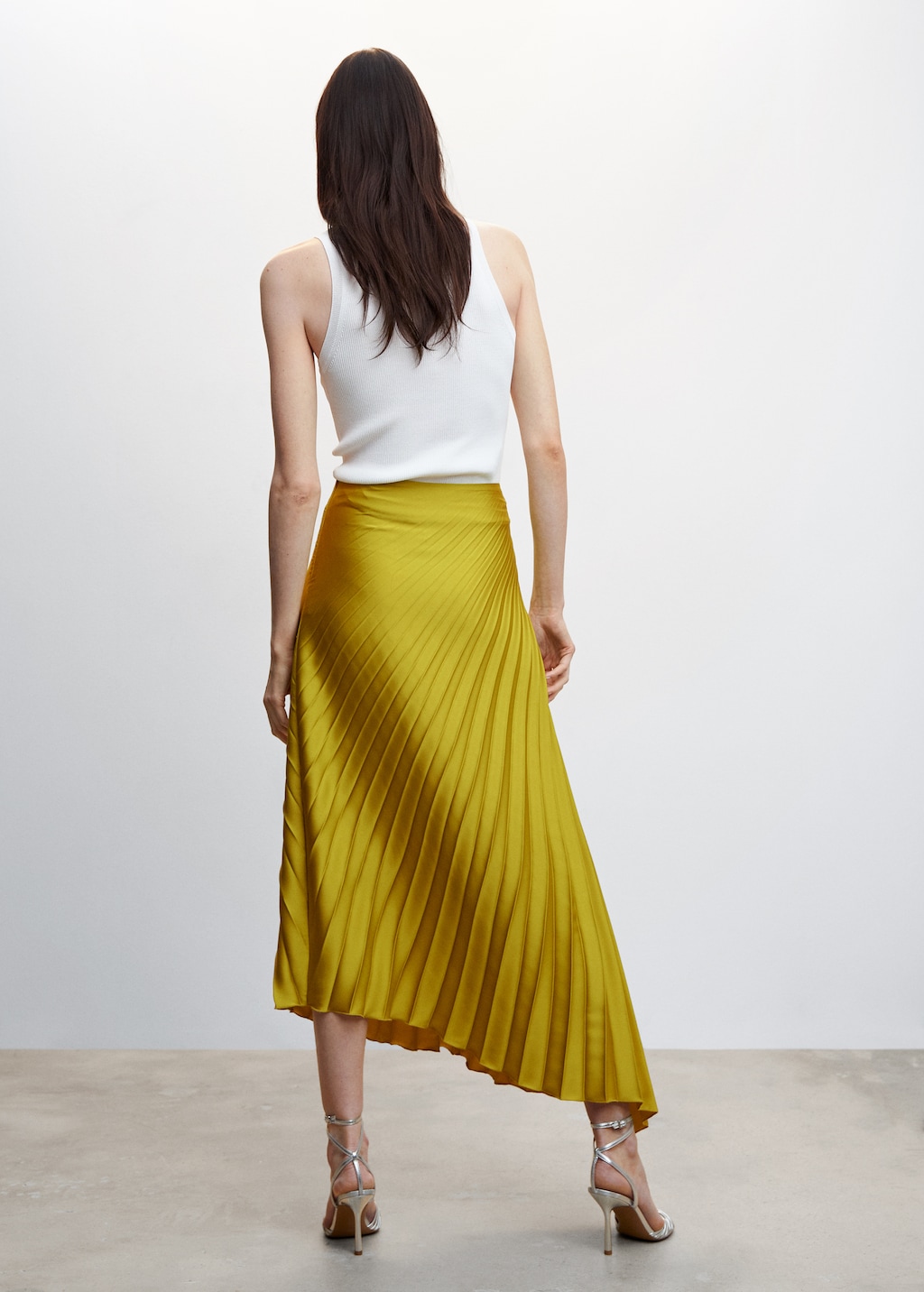 Pleated asymmetric skirt  - Reverse of the article