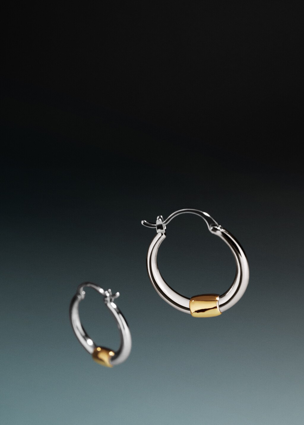 Gold and silver plated hoop earrings - Details of the article 7