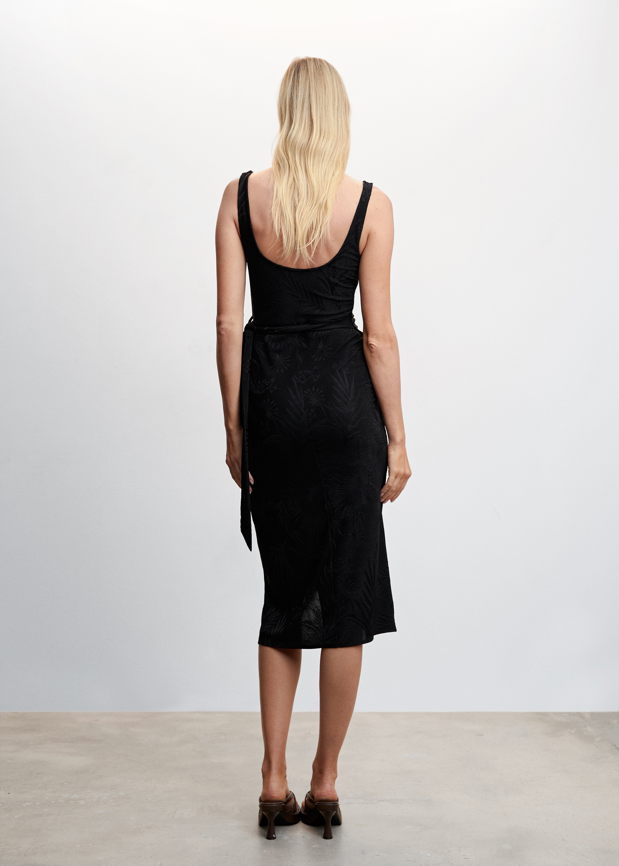 Jacquard-Kleid mit Knotendetail - Rückseite des Artikels