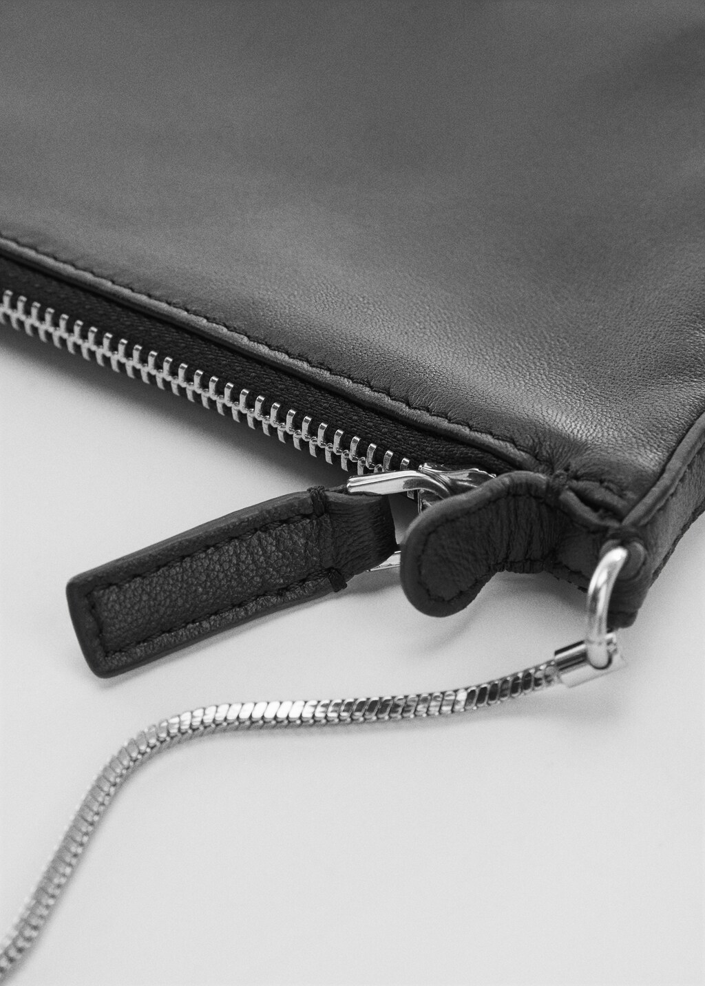 Ledertasche mit Kette - Detail des Artikels 1