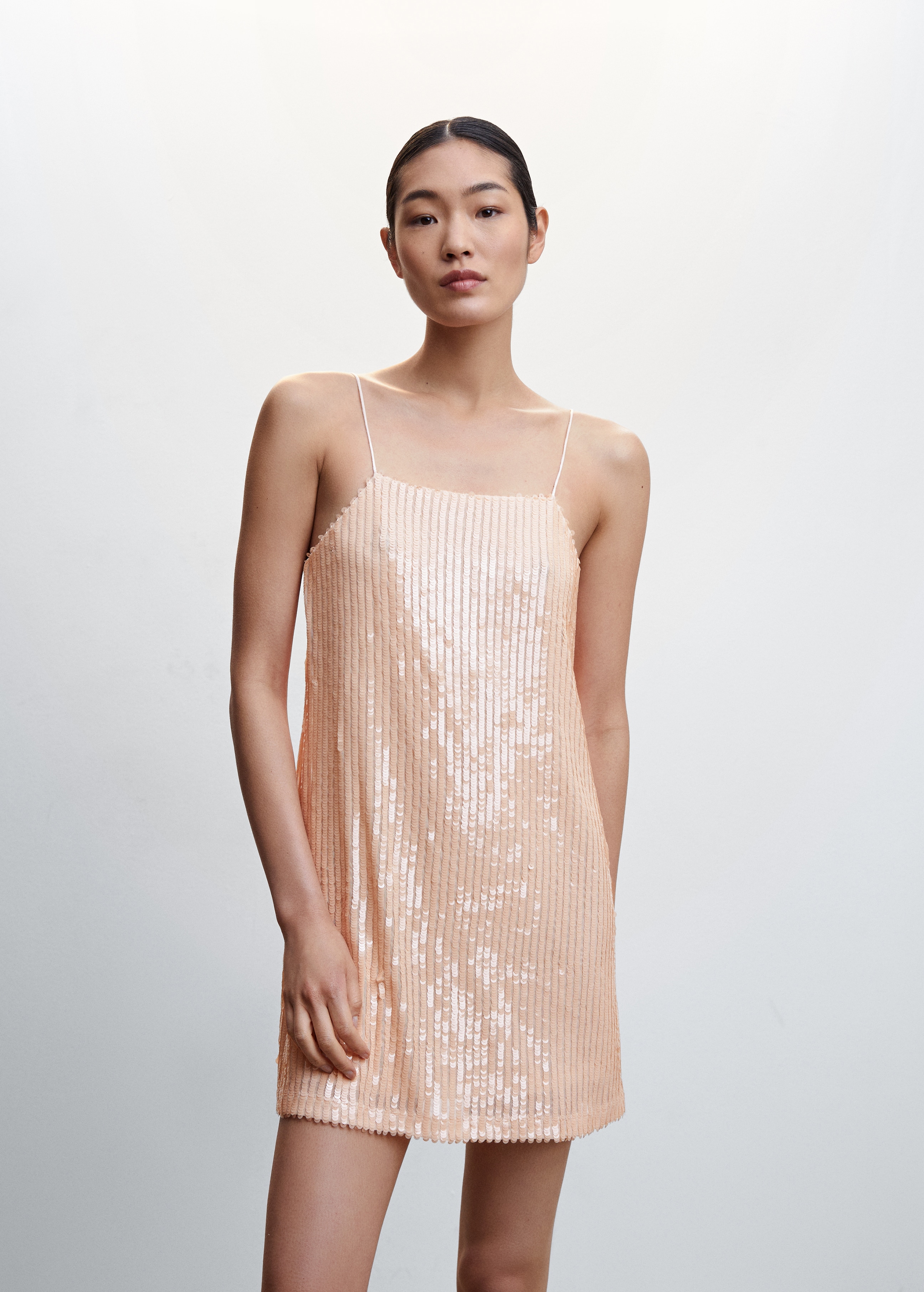 Κοντό φόρεμα με ημιδιαφανείς παγιέτες - Μεσαίο πλάνο