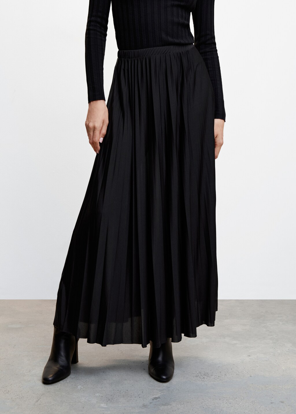 Black long pleated skirt hotsell