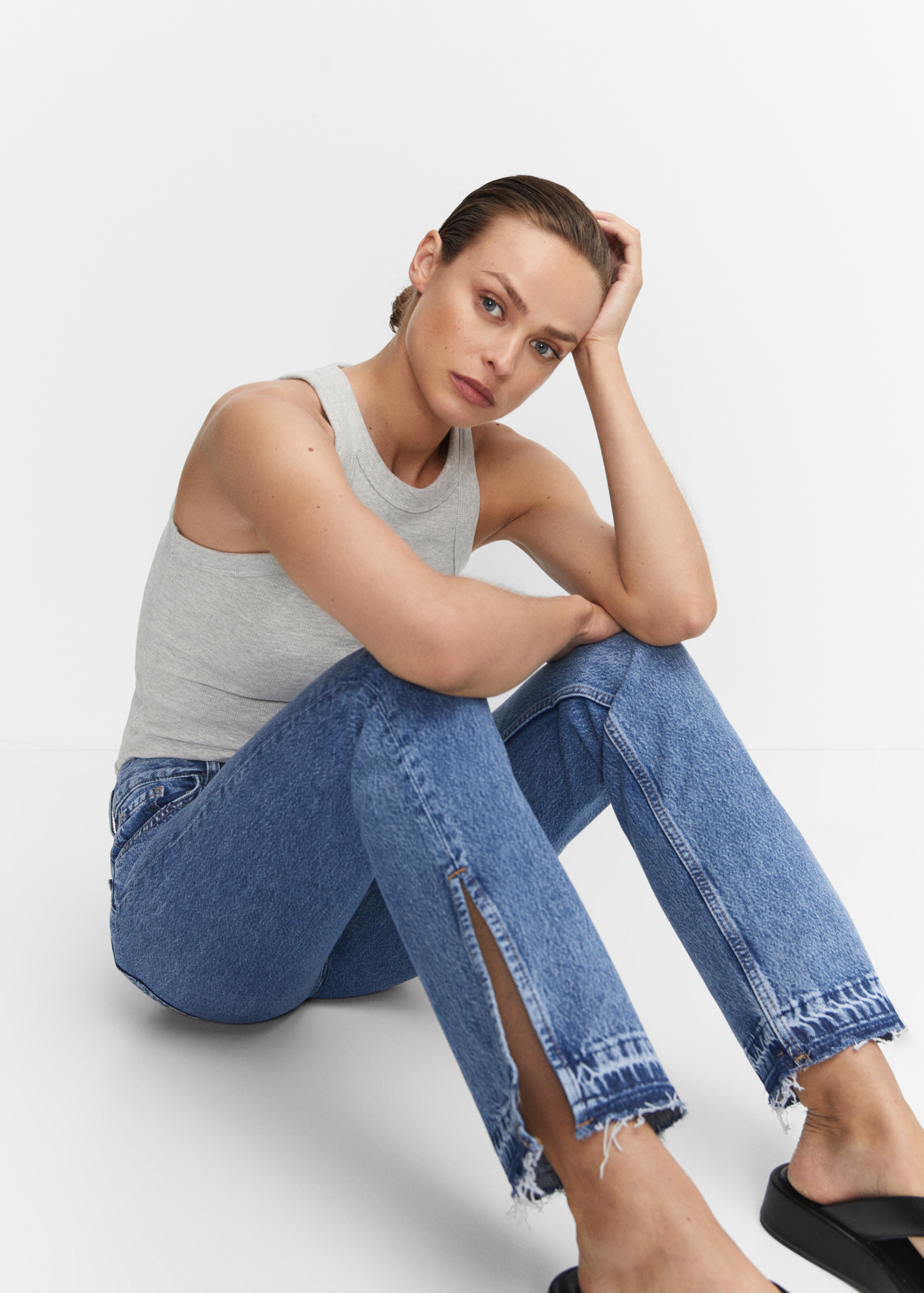 Gerade Jeans mit hohem Bund und Schlitzen - Detail des Artikels 2