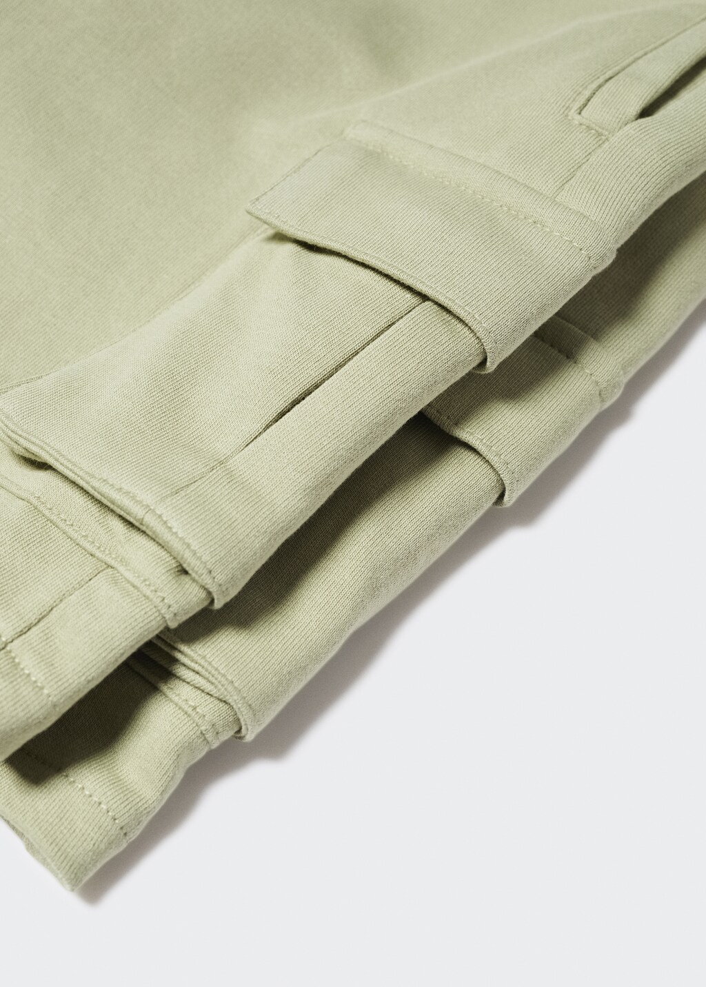 Cargo pockets Bermuda shorts - Details of the article 8