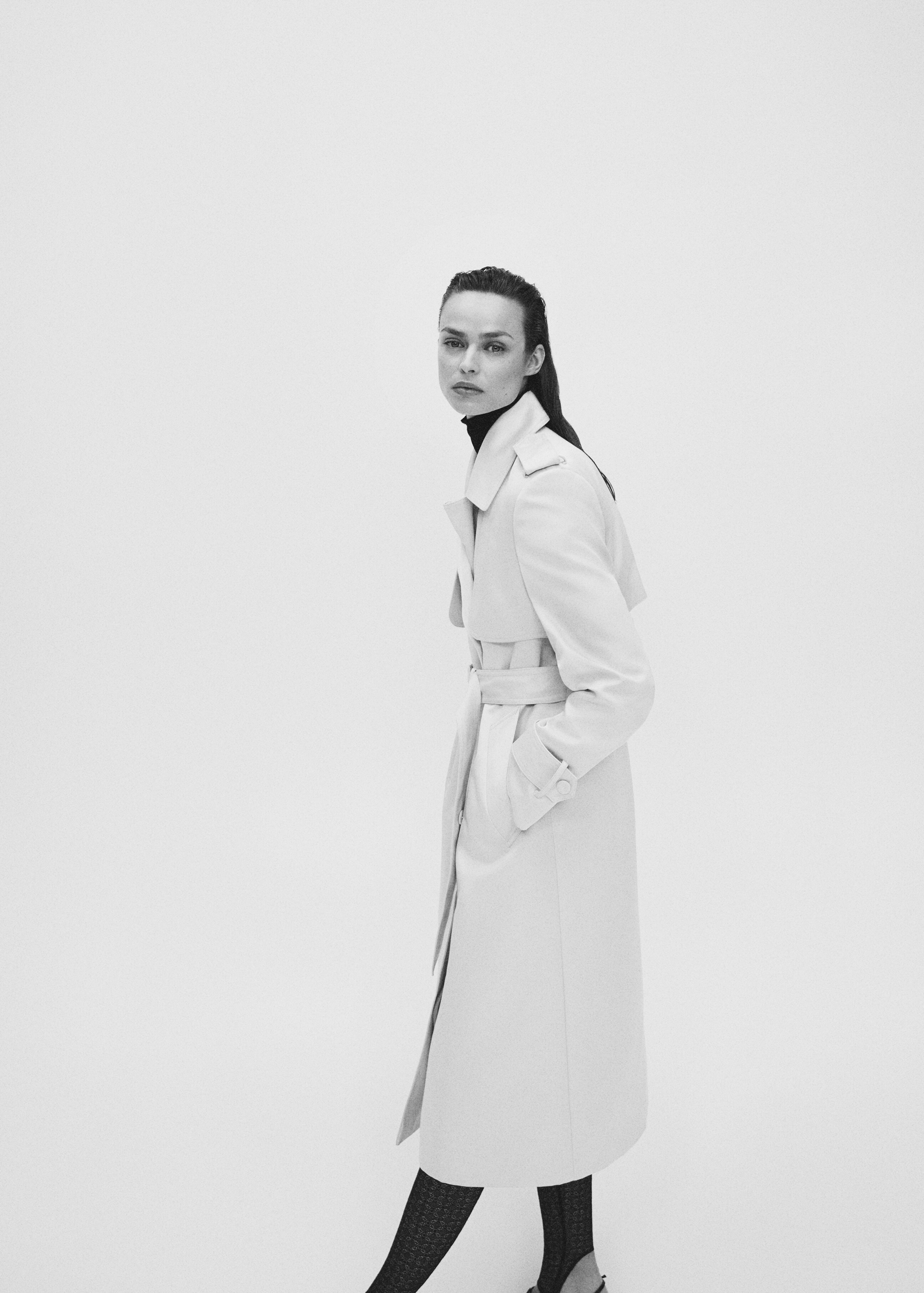 Satin-effect trench coat with belt - Details of the article 2