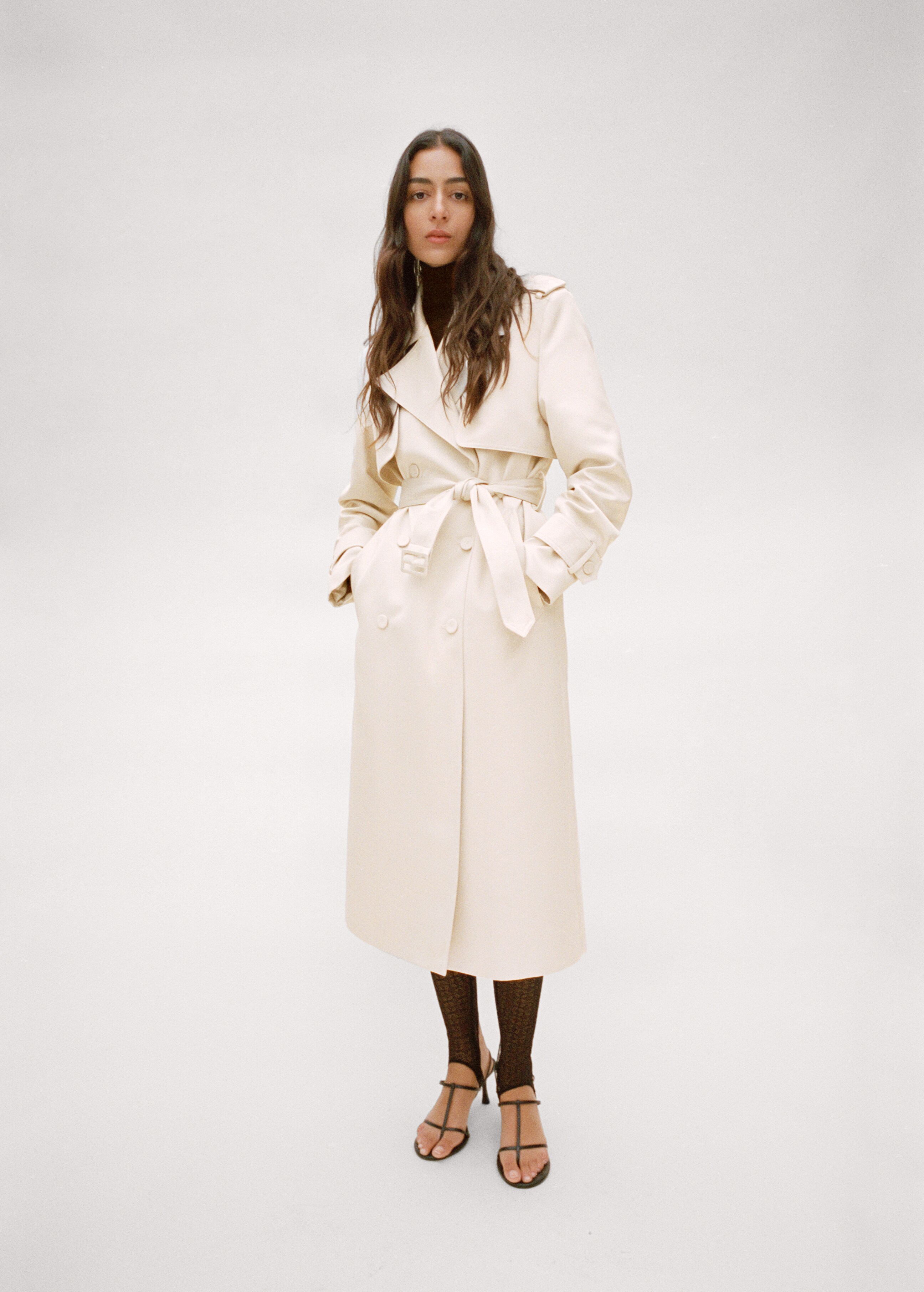Satin-effect trench coat with belt - Details of the article 7