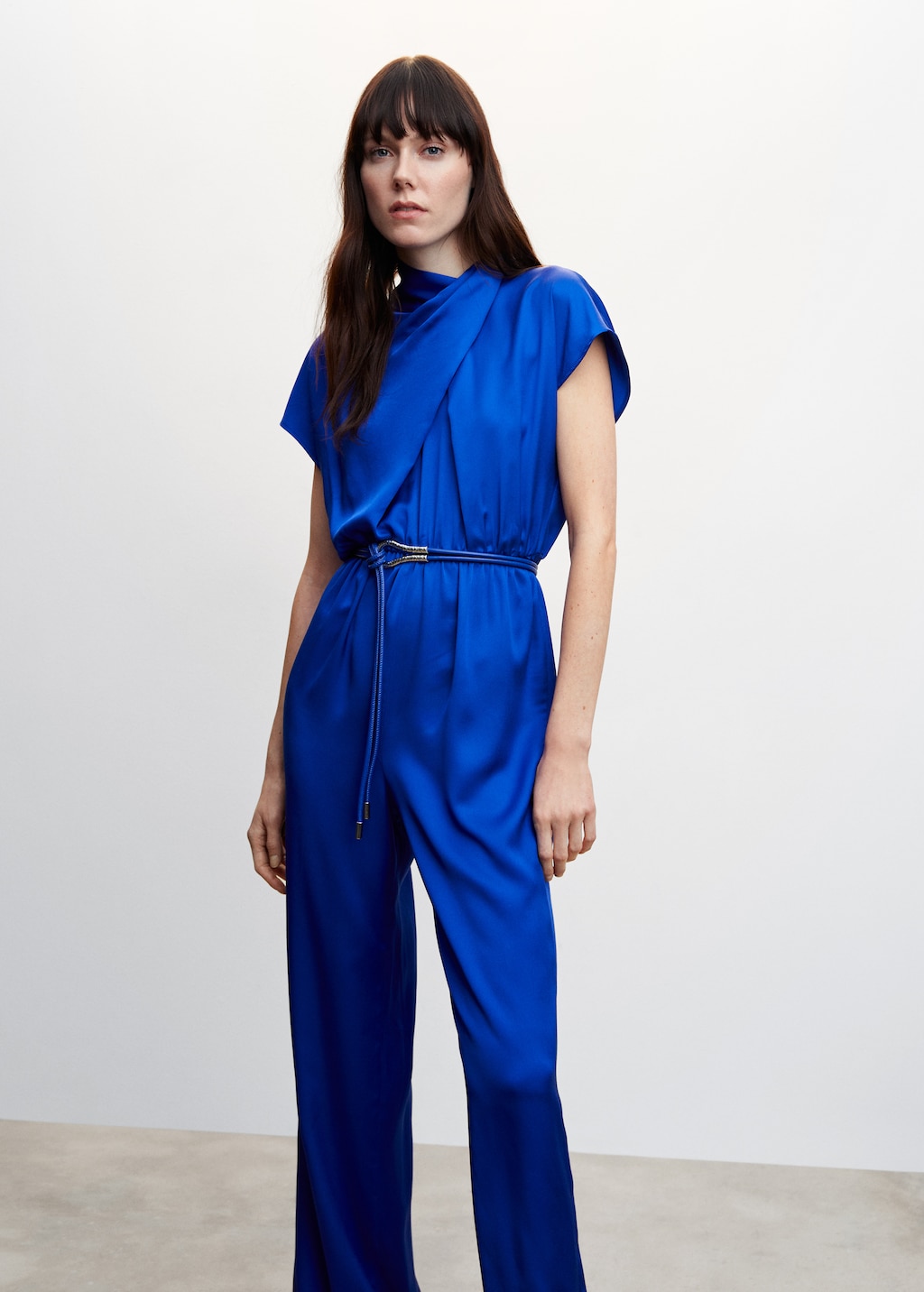 Gesatineerde jumpsuit met ceintuur - Middenvlak