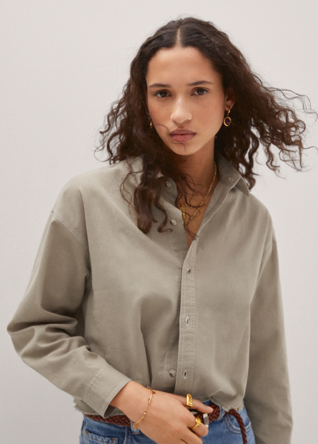 Cropped shirt with frayed hem - Details of the article 1