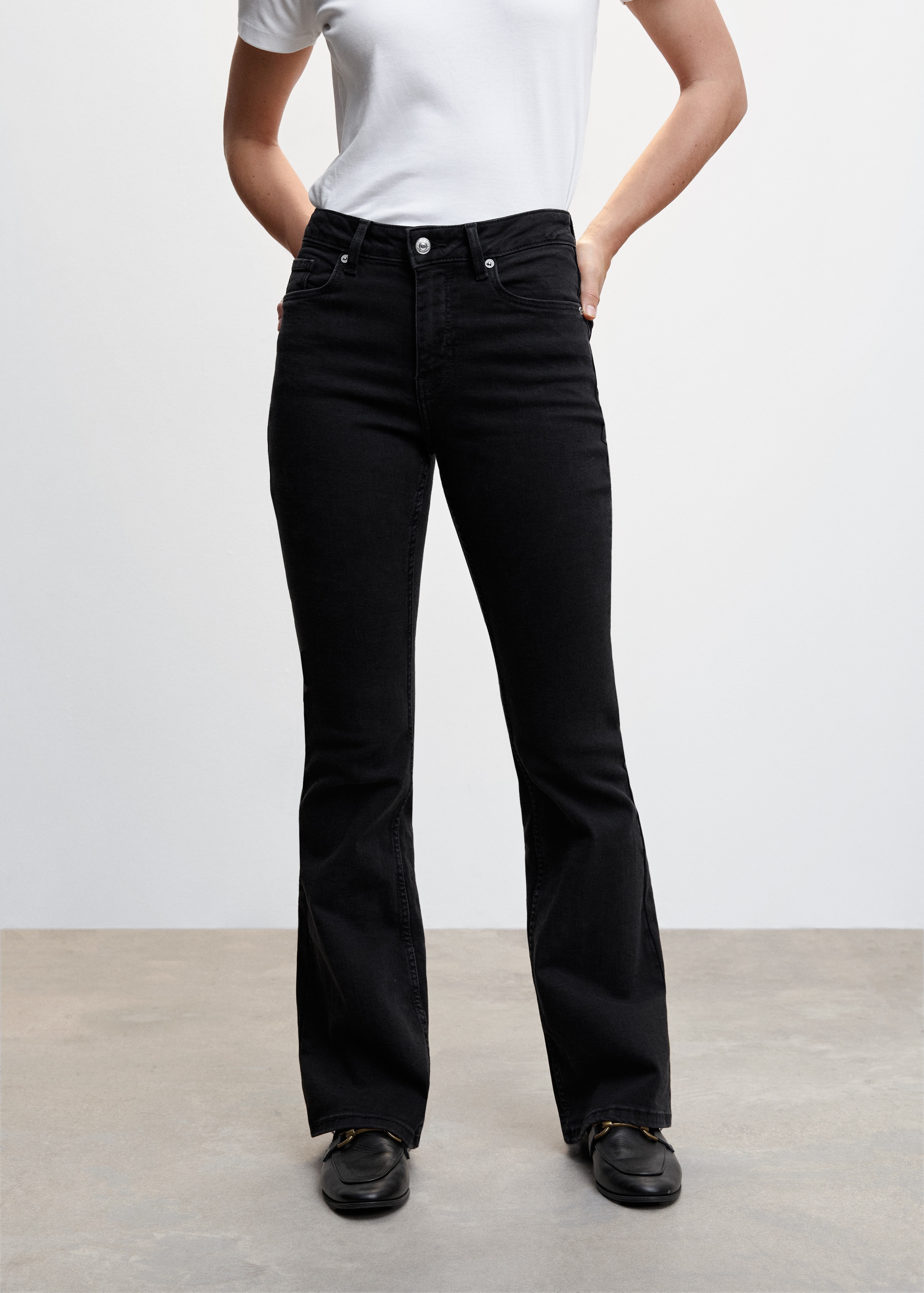 Jeans flare com cintura de altura média - Plano médio