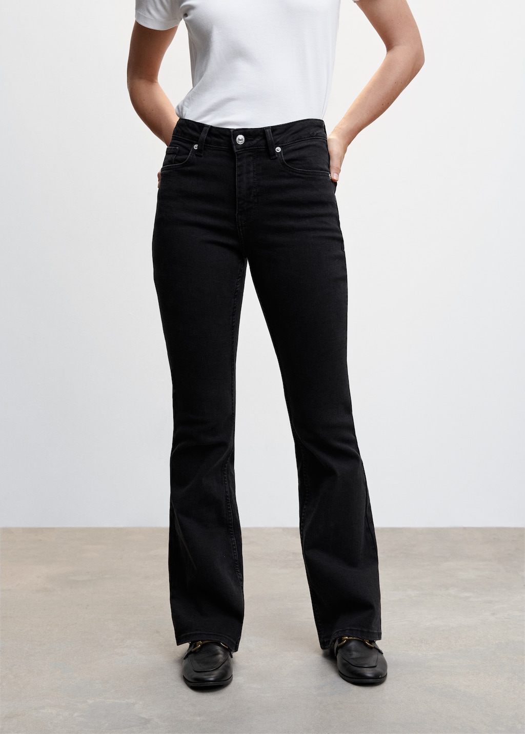 Medium-rise flared jeans  - Medium plane