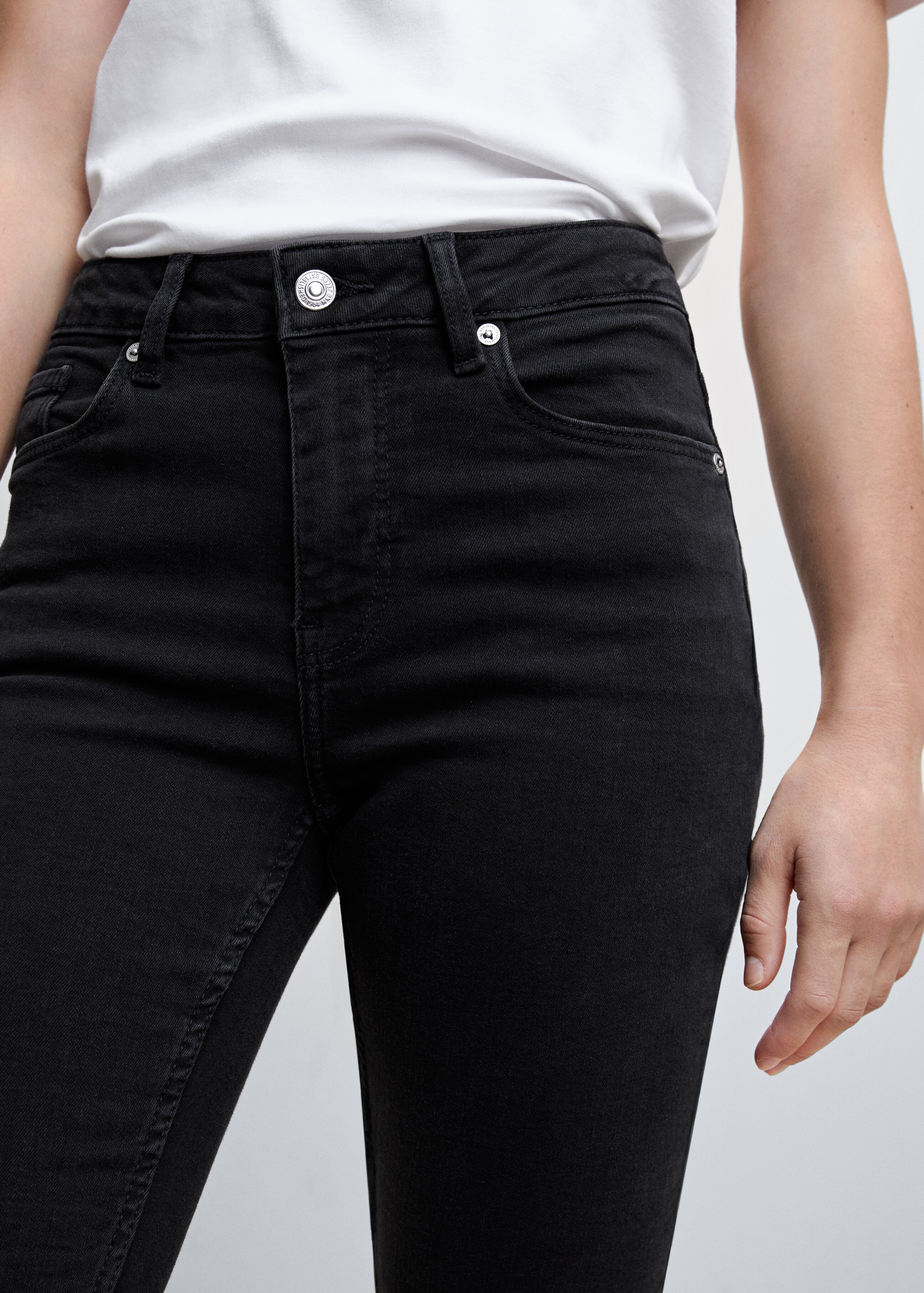 Flared-Jeans mit mittlerer Bundhöhe - Detail des Artikels 6