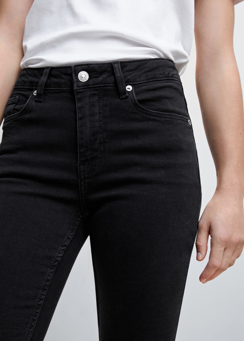 Medium-rise flared jeans  - Details of the article 6