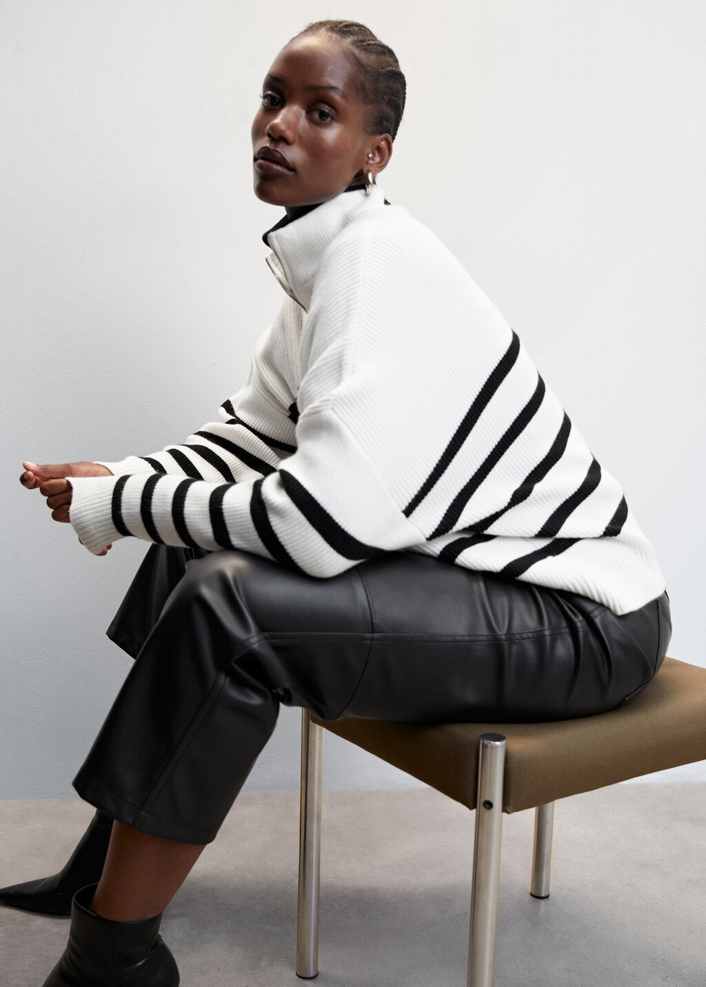 Striped sweater with zip - Details of the article 4