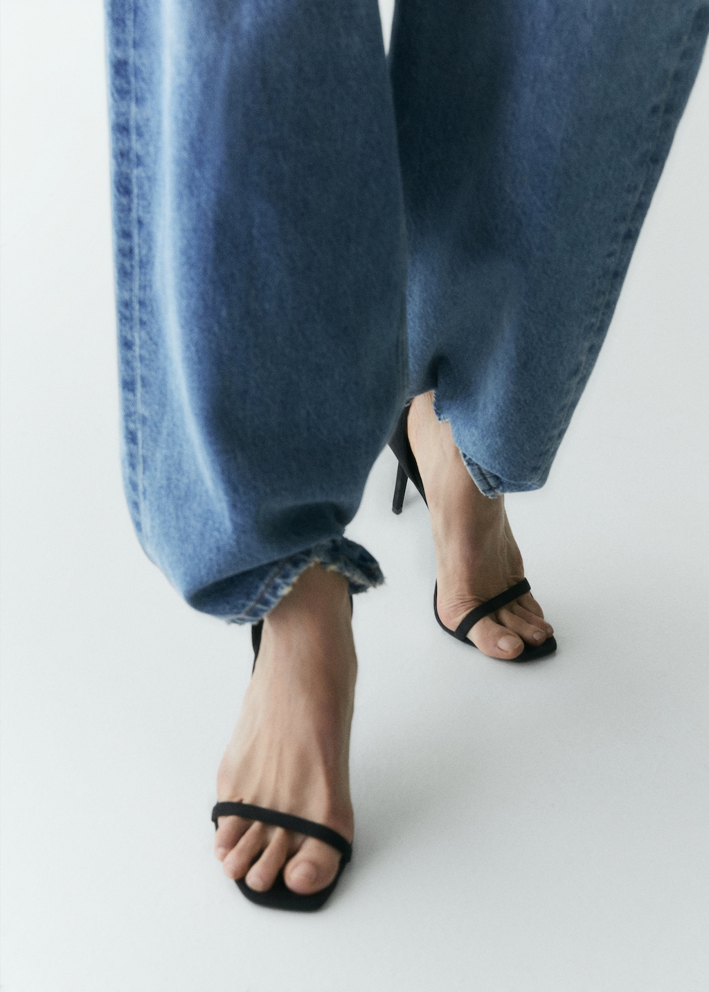 Ankle-cuff sandals - Details of the article 9