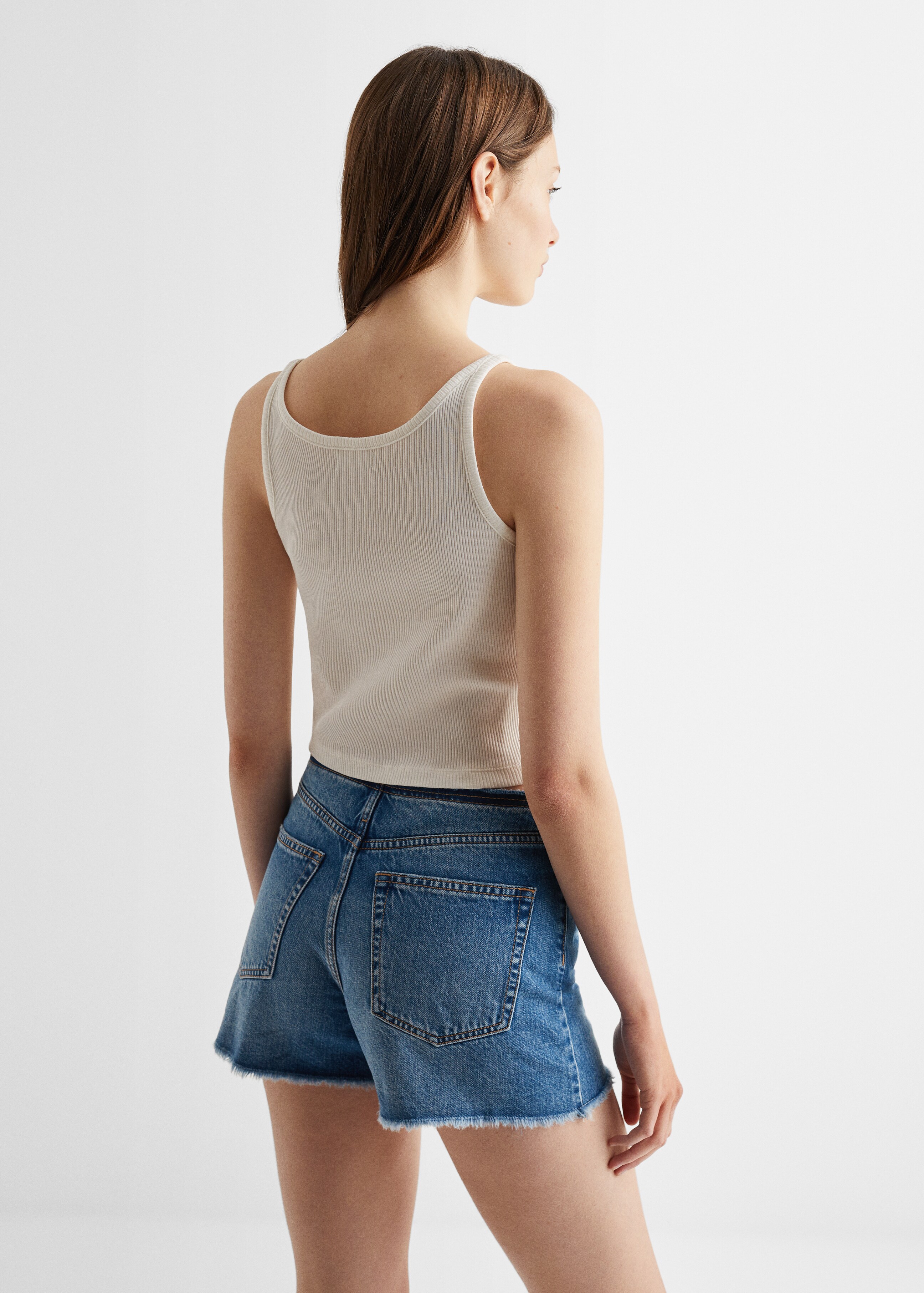 Jeans-Shorts mit mittlerer Bundhöhe - Rückseite des Artikels