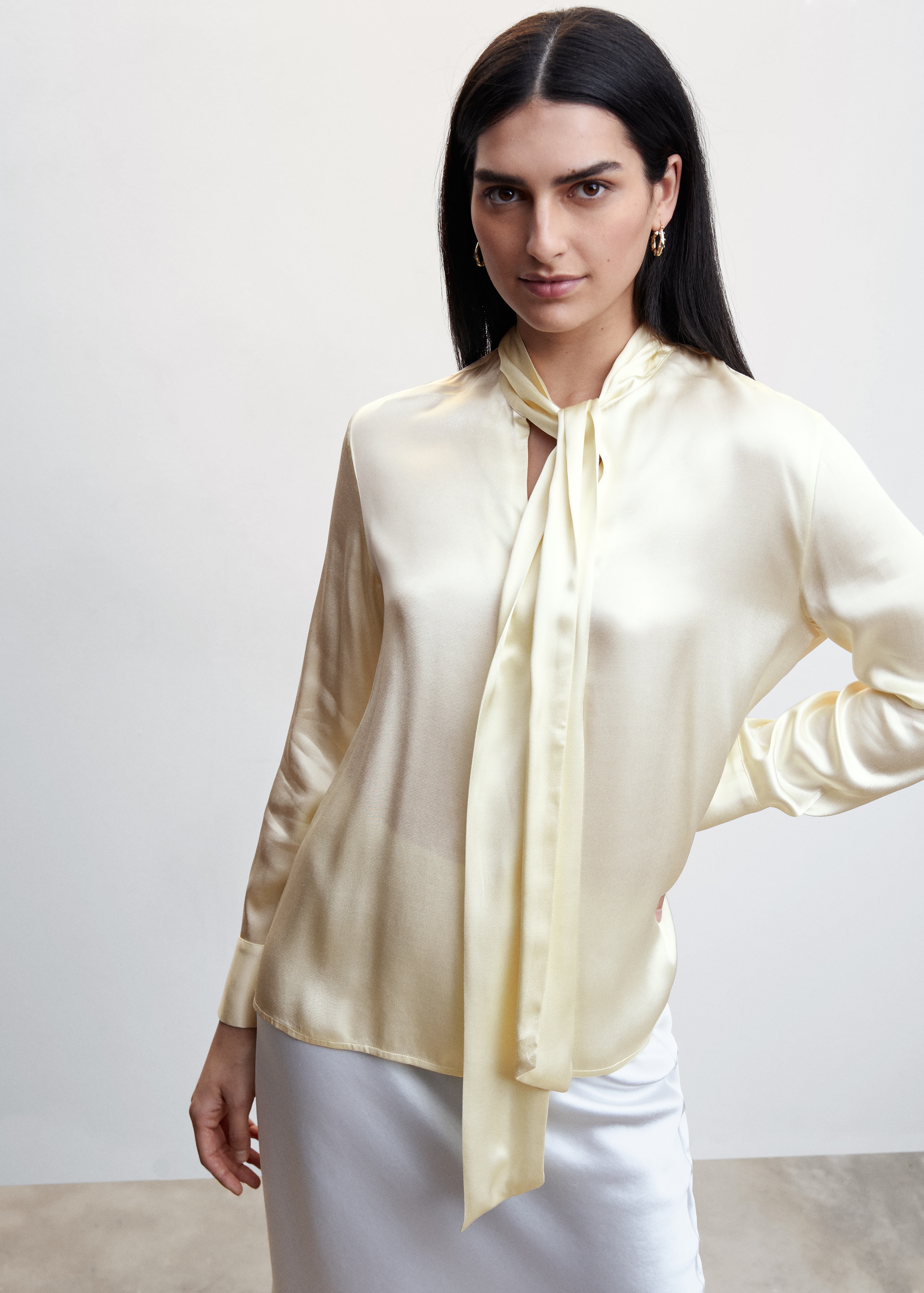 Satin blouse with bow collar - Medium plane