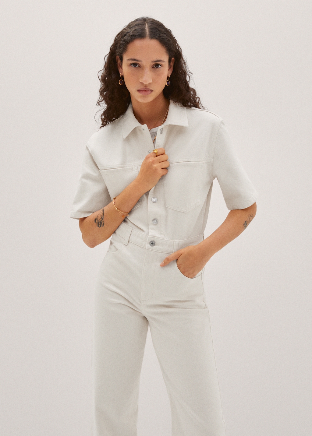 Kurzärmliger Jeans-Jumpsuit - Mittlere Ansicht