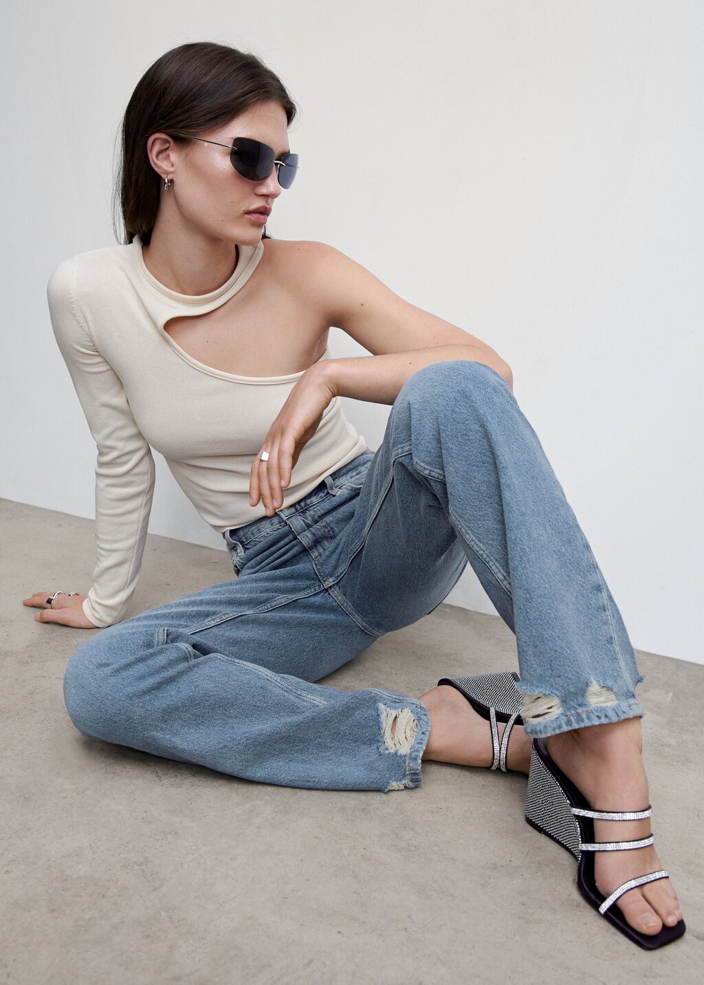 Ripped high-rise straight jeans - Details of the article 2