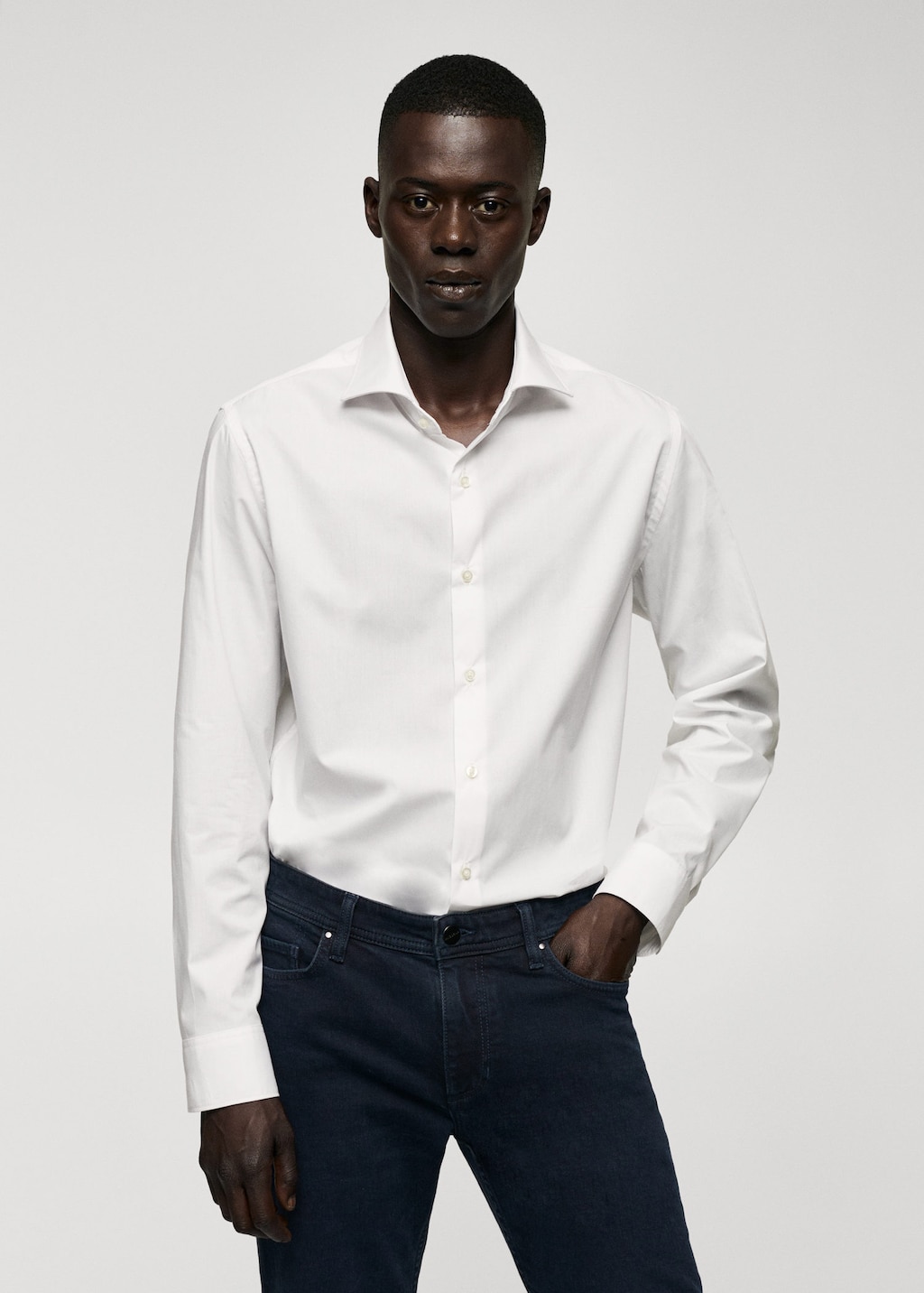 Camisa blanca pantalon online beige hombre