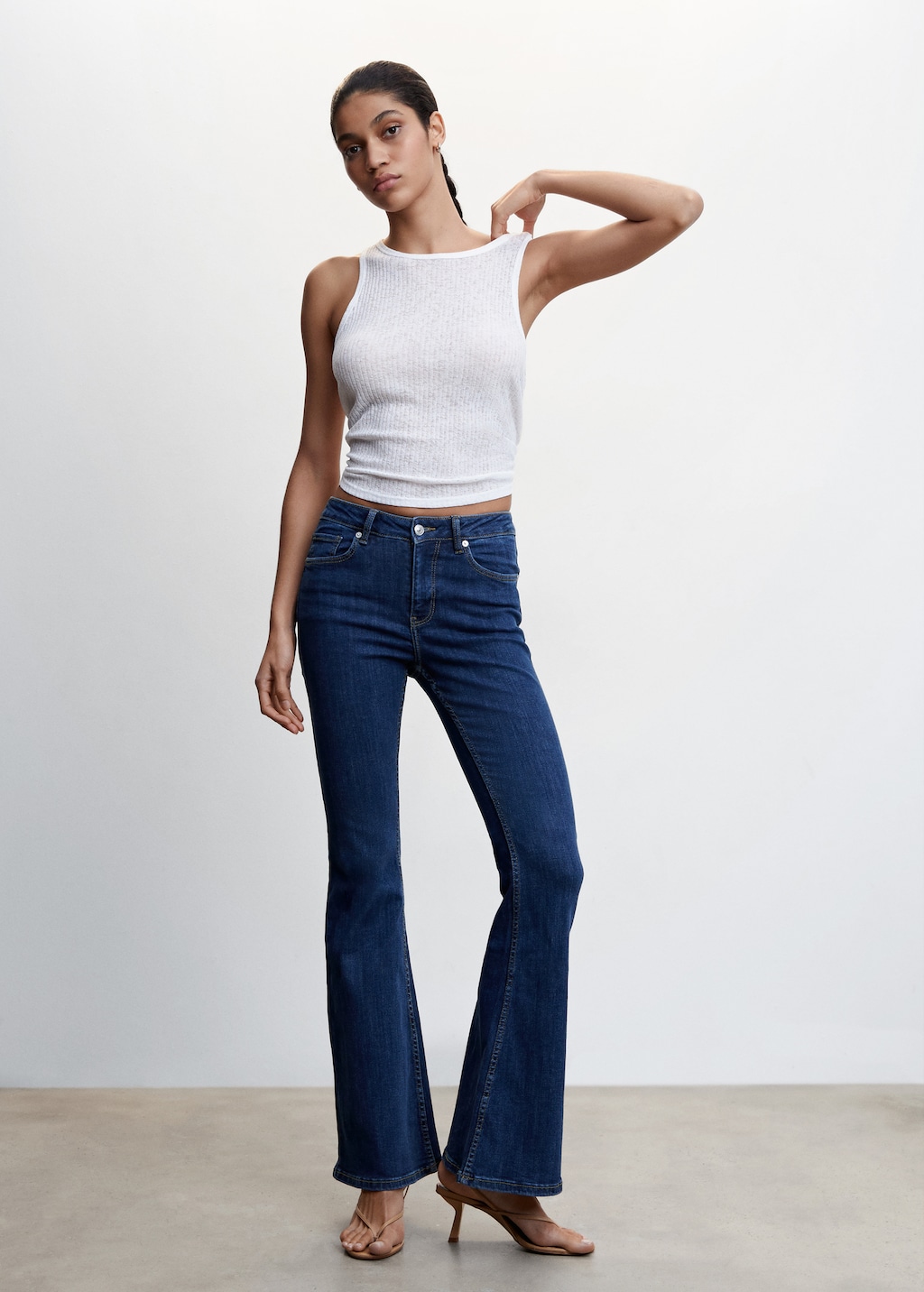 Jeans flare tiro medio - Plano general