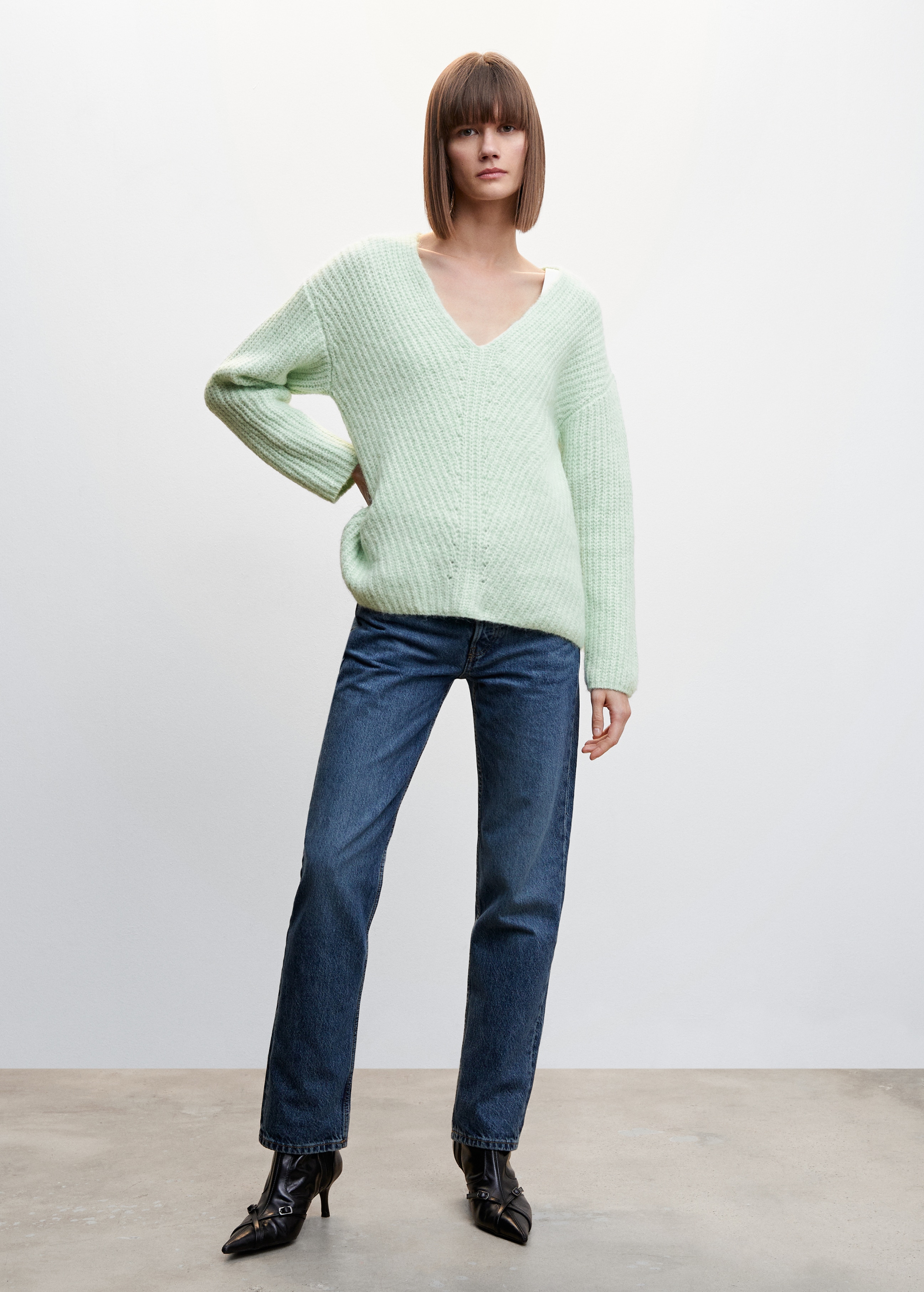 V-neck knit sweater - General plane