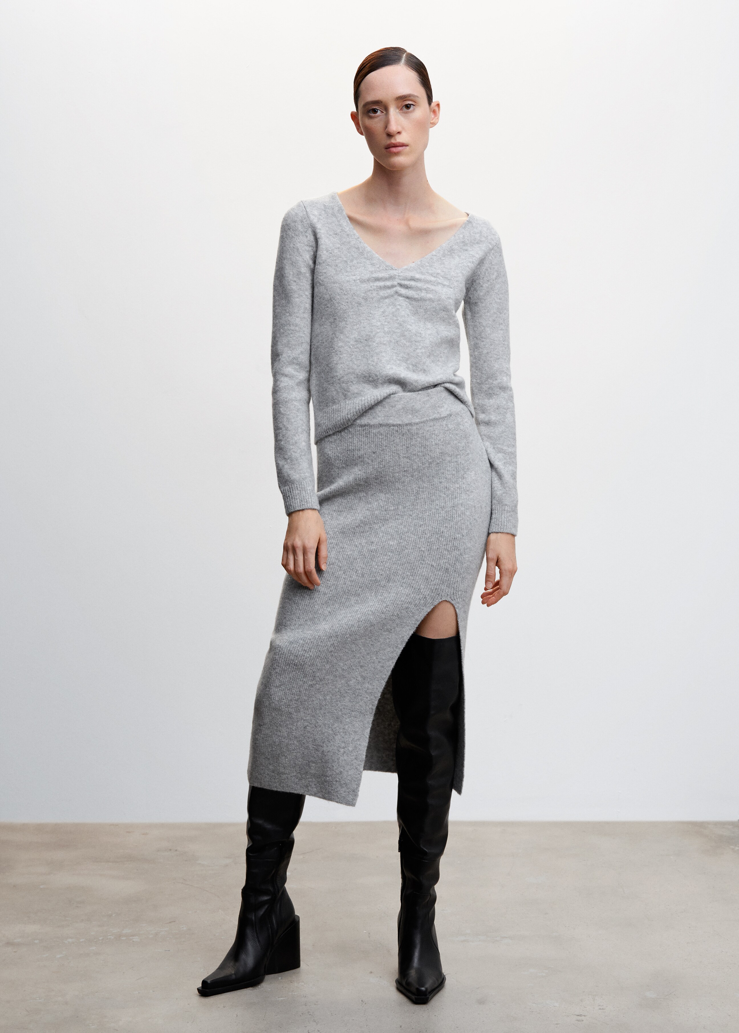 V-neck sweater with ruffled collar - General plane