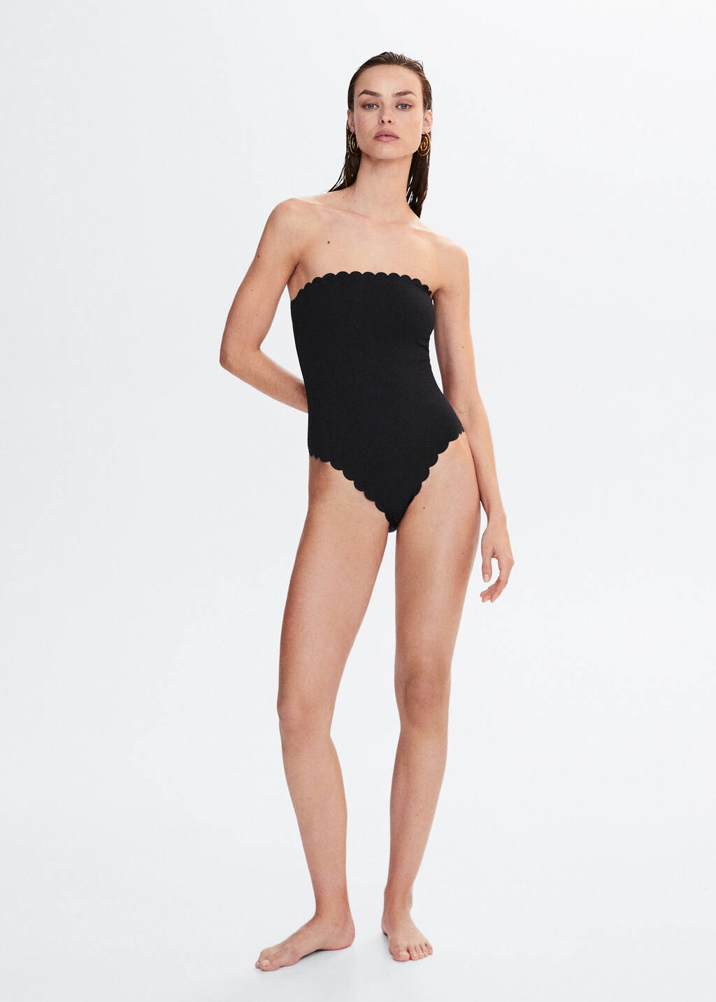 Scallop-textured swimsuit - General plane