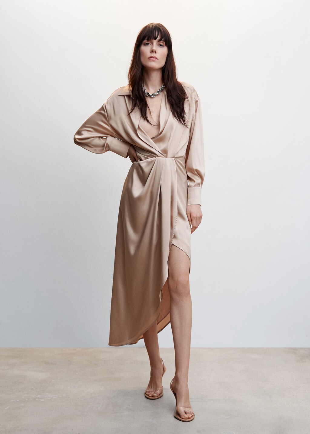 Side-slit satin dress - General plane