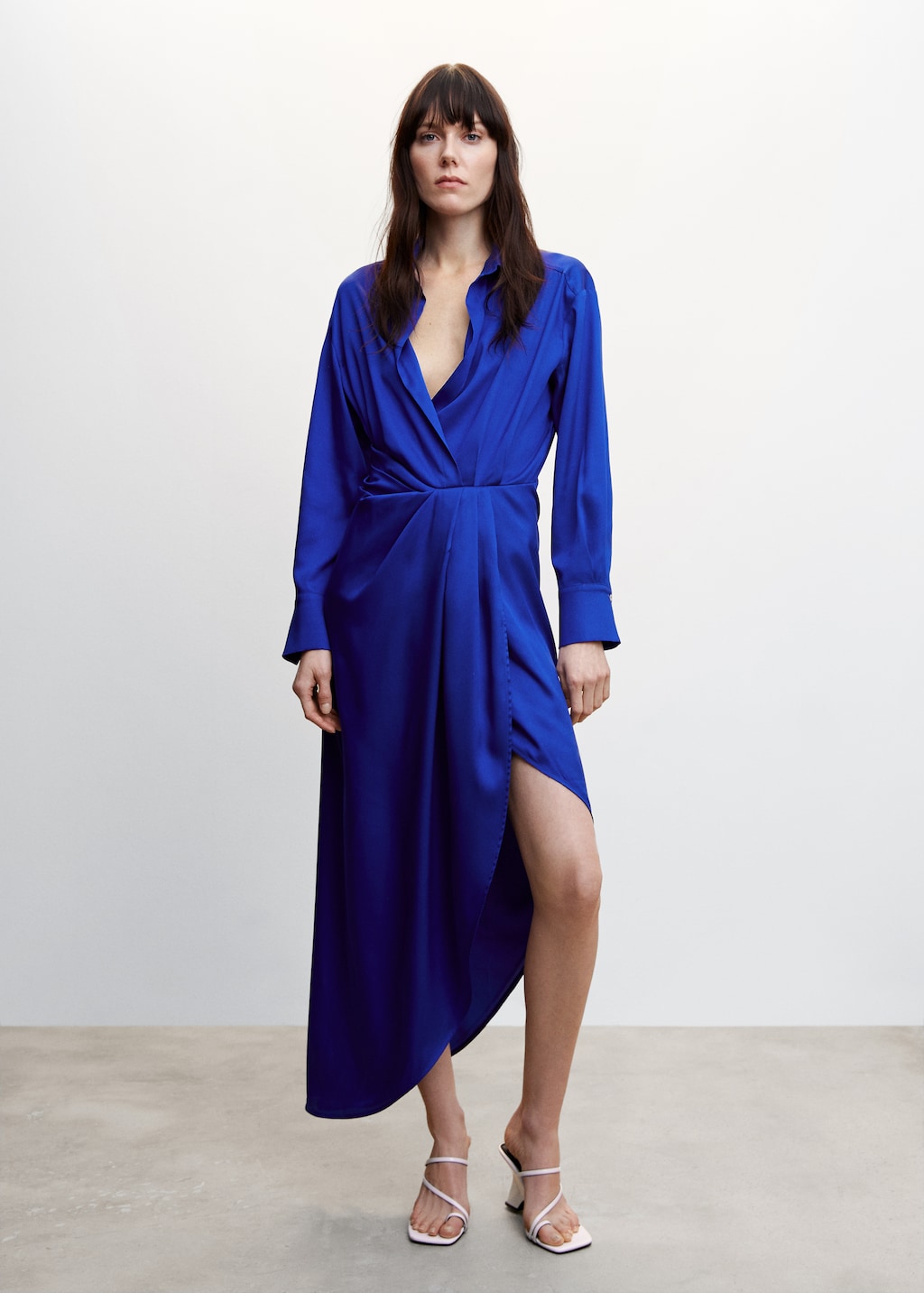 Side-slit satin dress - General plane